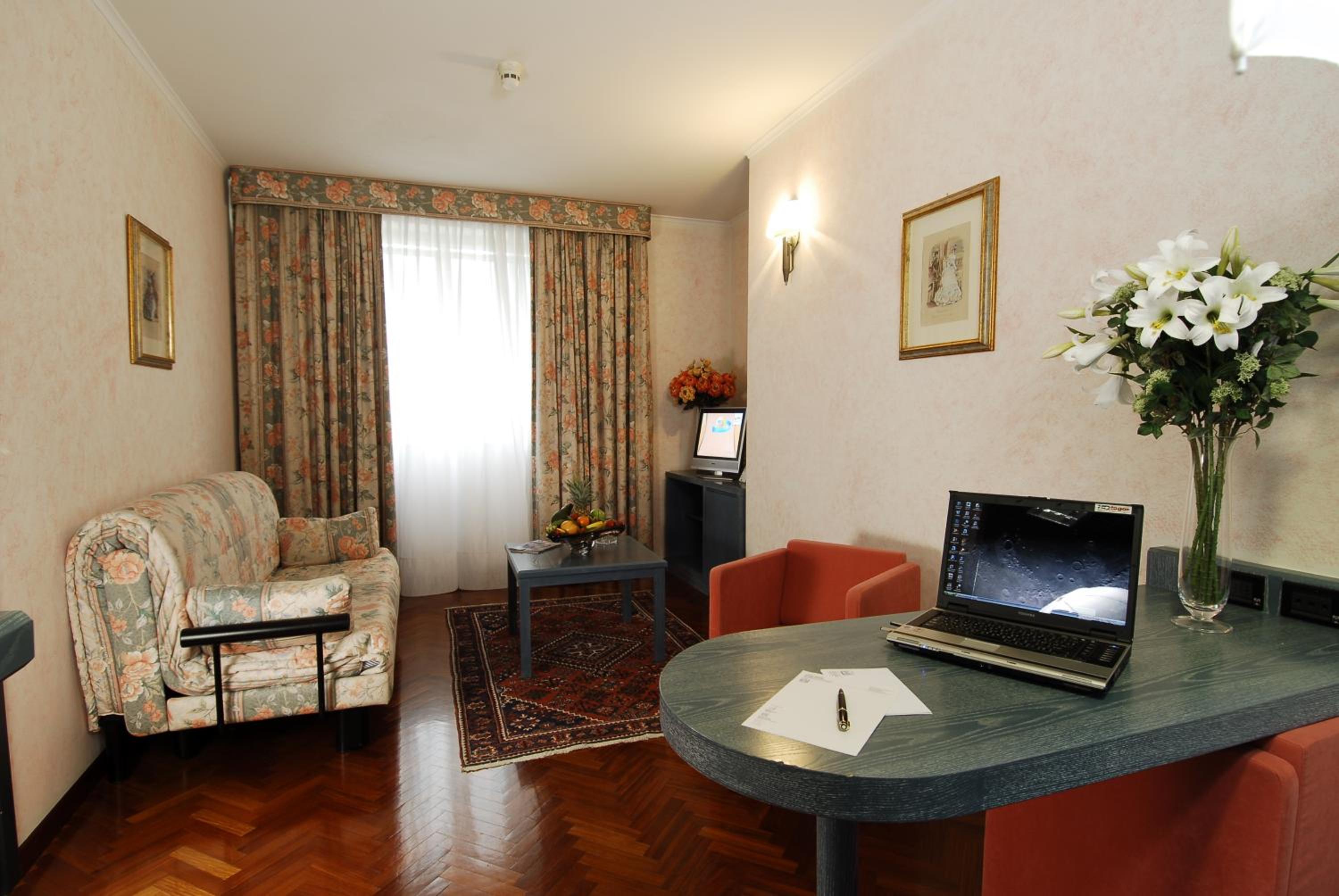 Suite - Photo 2