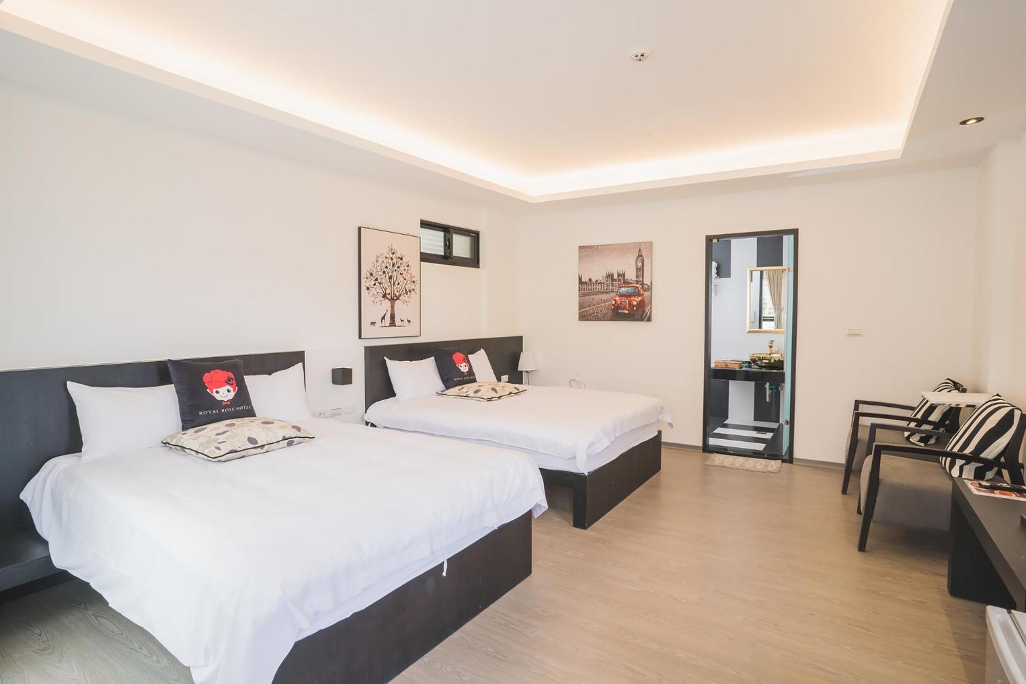 Eight-Bedroom House - Photo 7