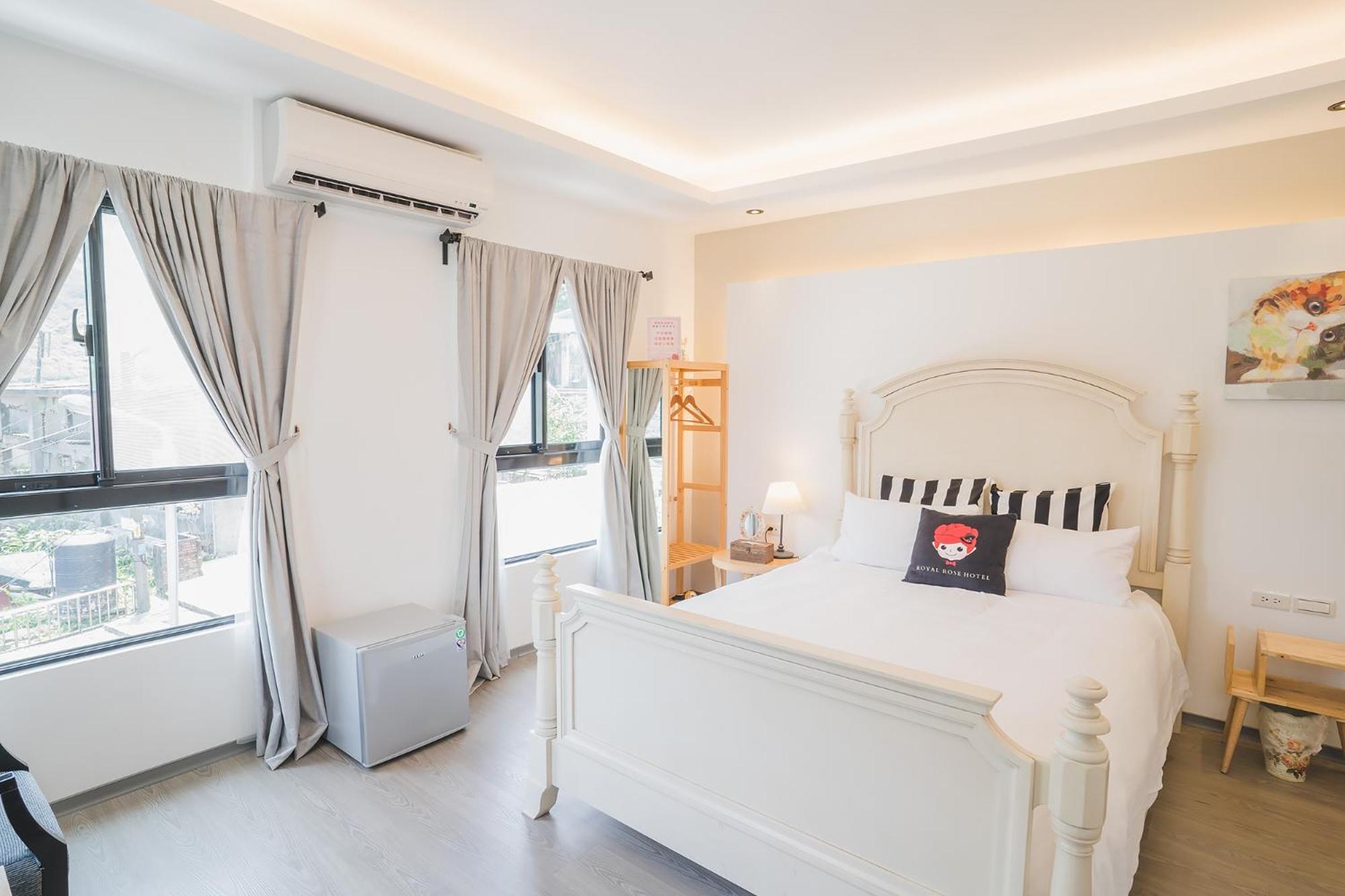 Eight-Bedroom House - Photo 4