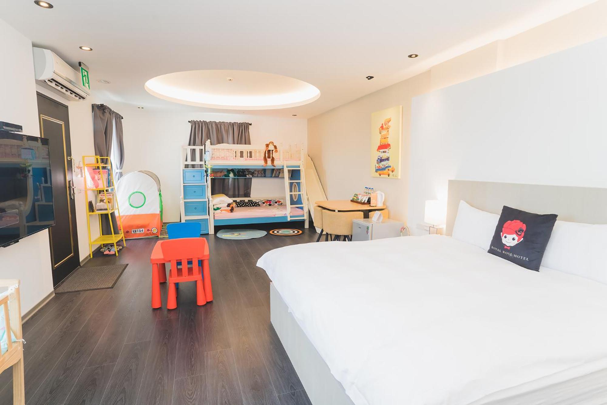 Eight-Bedroom House - Photo 5