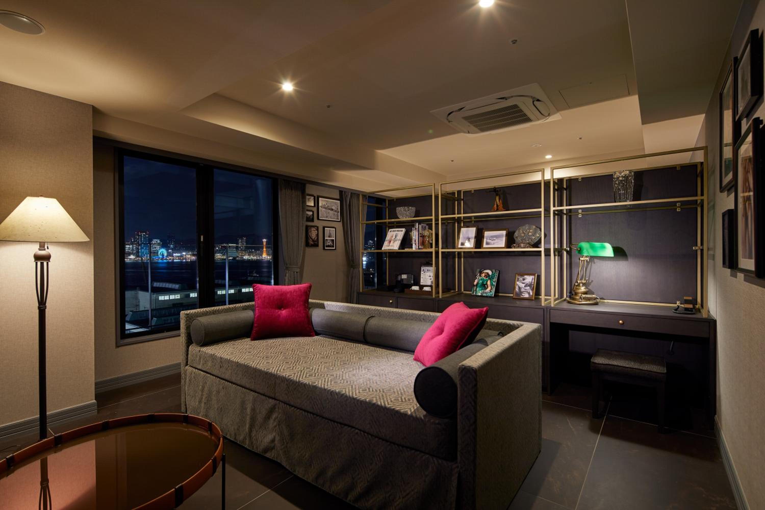 Executive King Room with Harbor View (with Extra Bed from 3 Adults) - Photo 1