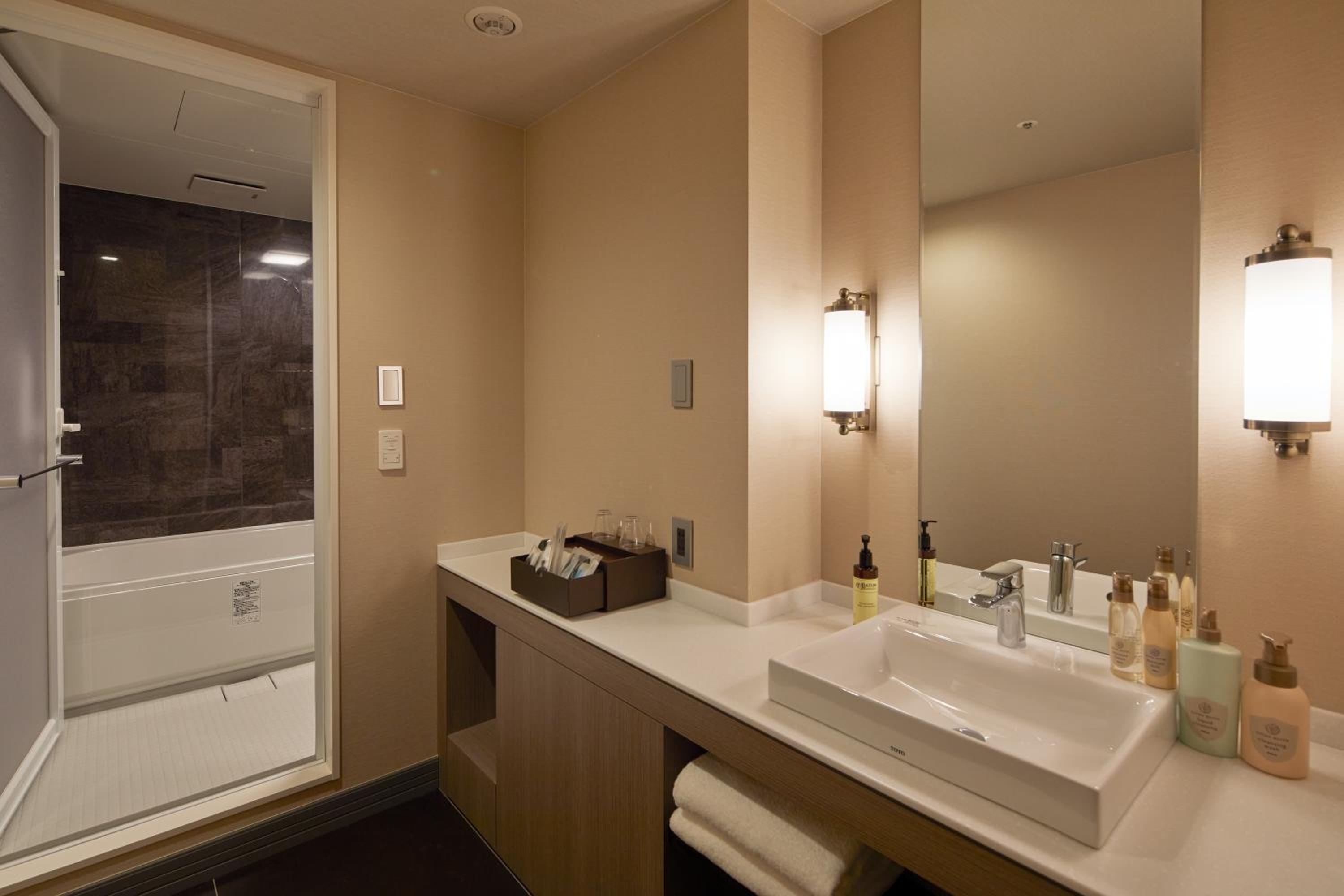 Executive King Room with Harbor View (with Extra Bed from 3 Adults) - Photo 2