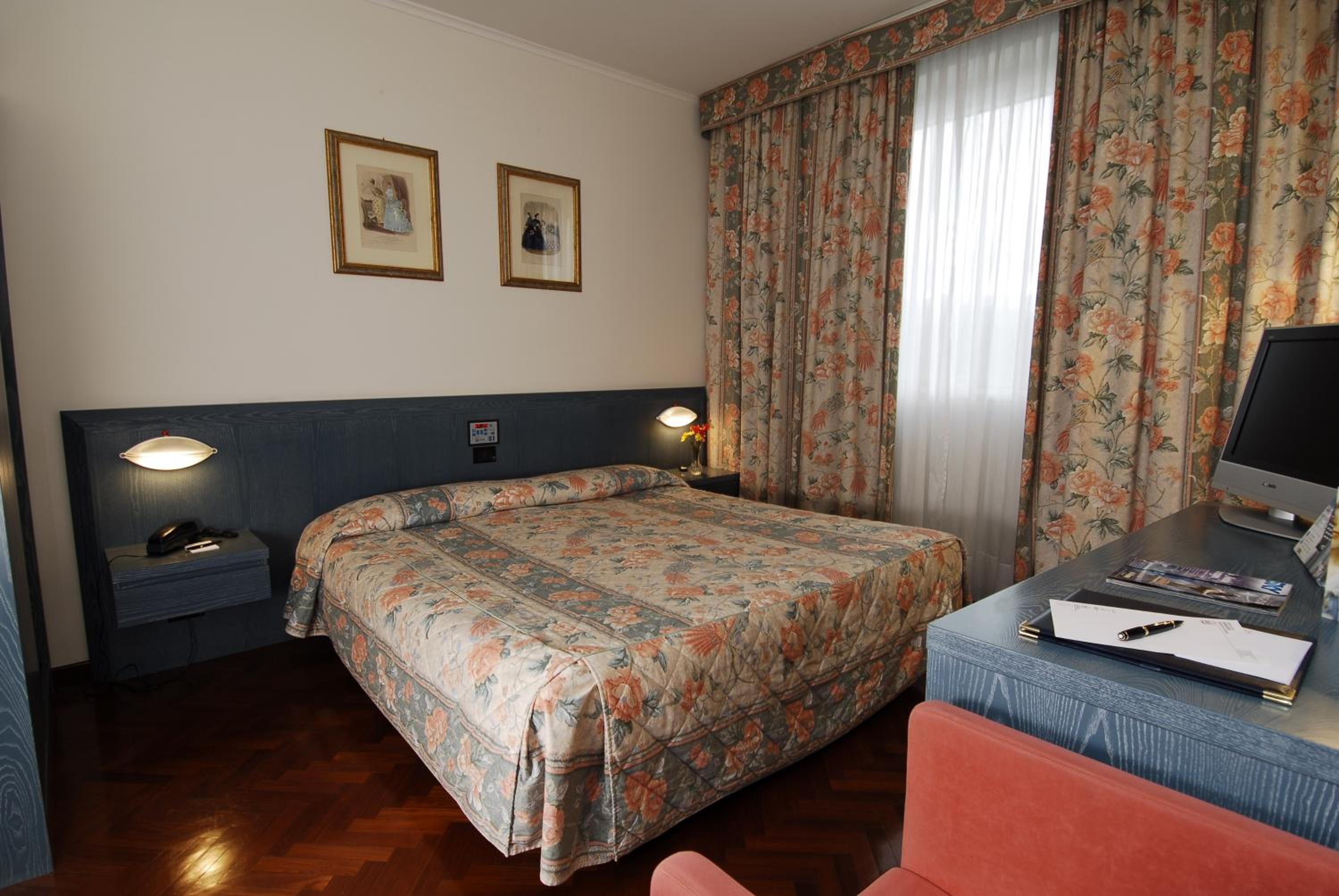 Double or Twin Room (1 Adult) - Photo 2