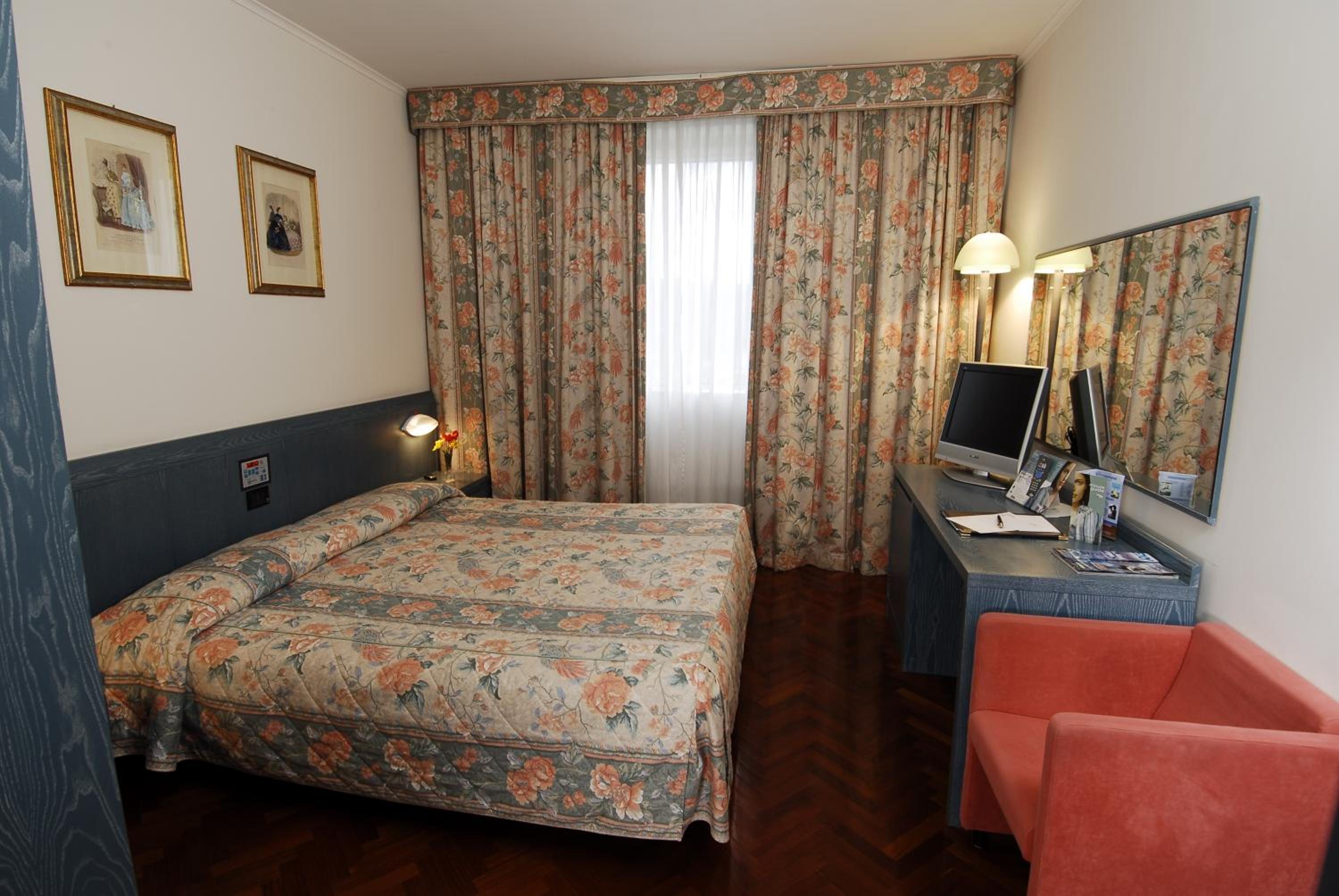 Double or Twin Room (1 Adult) - Photo 4