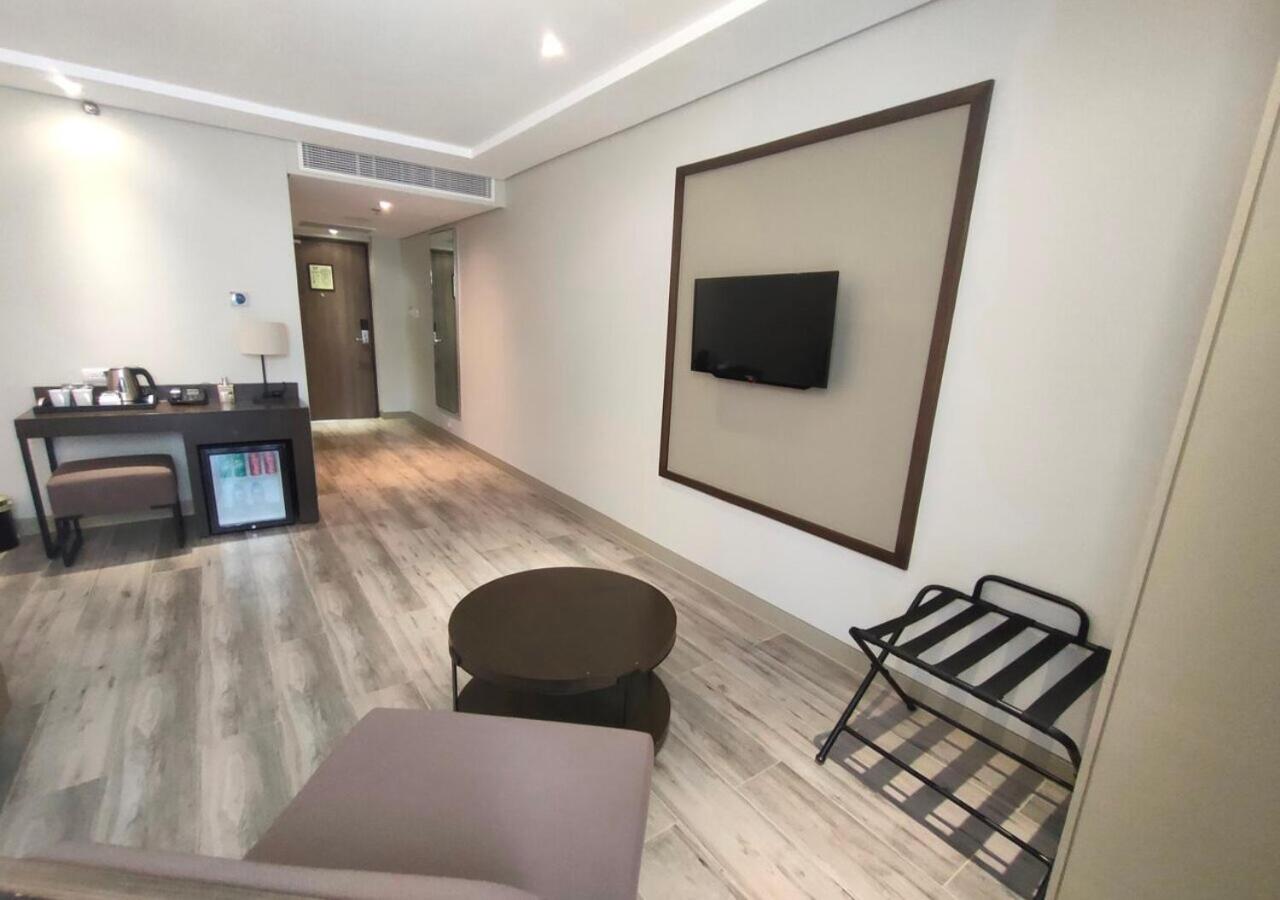 One Bedroom Executive Suite with Living Room - Photo 4