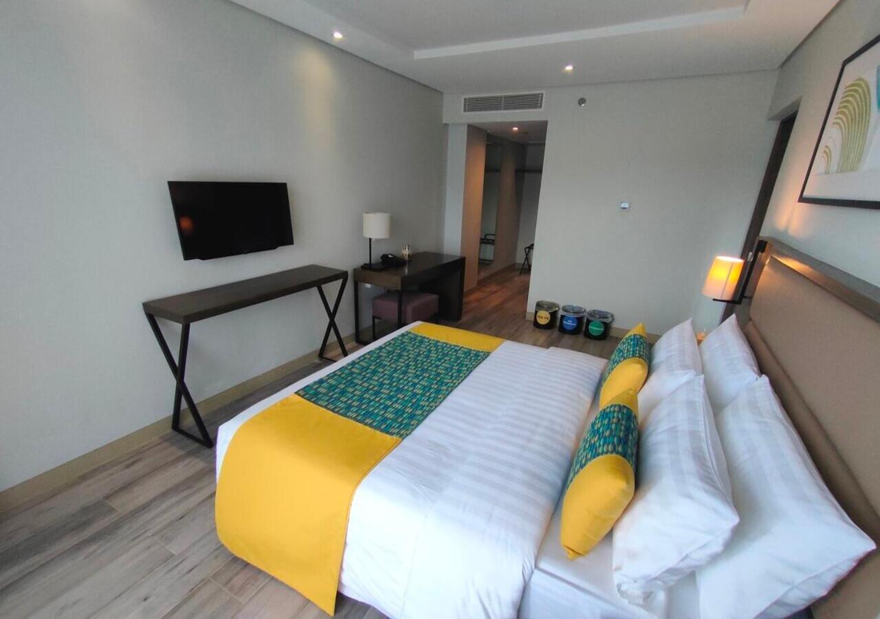 One Bedroom Executive Suite with Living Room - Photo 3