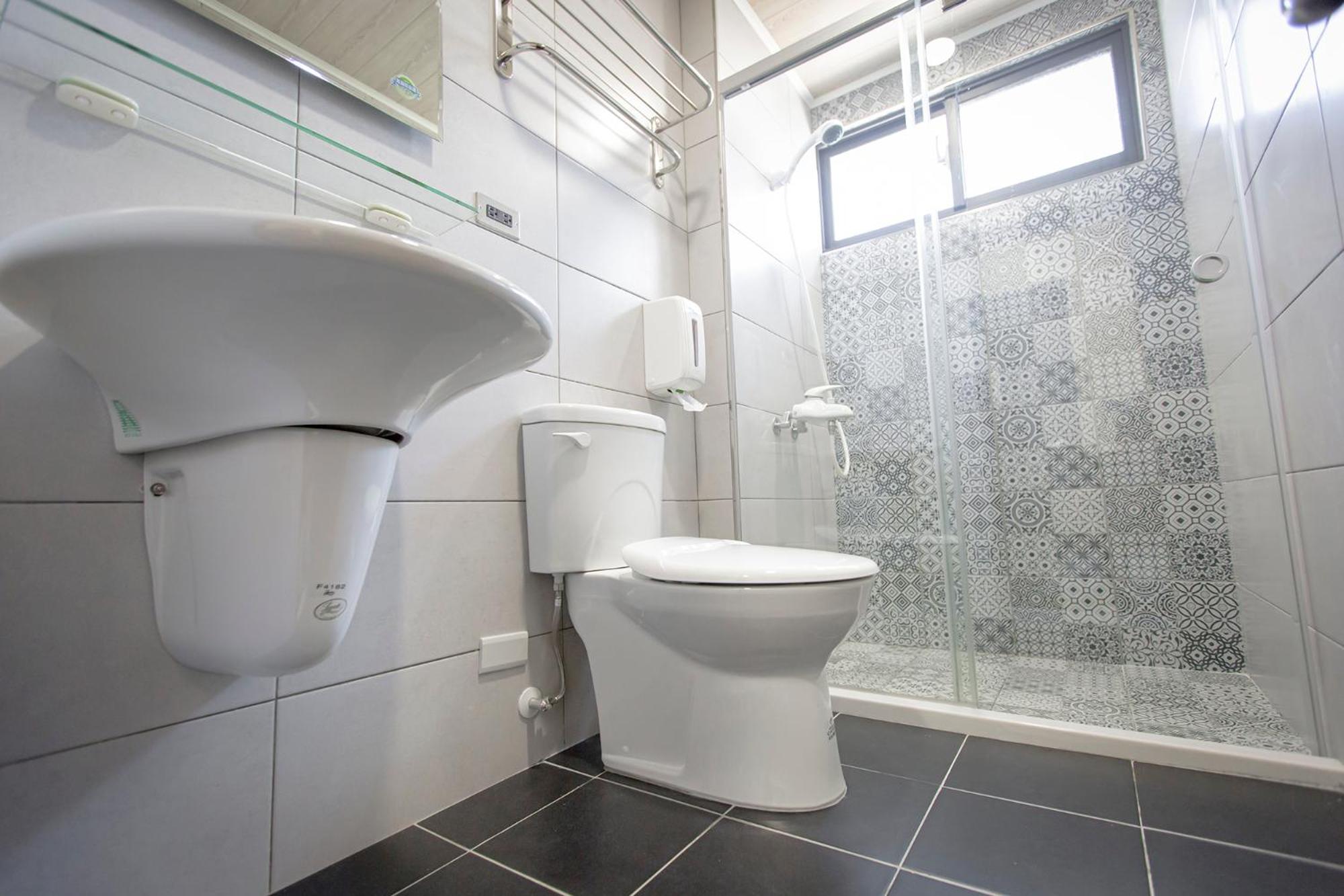 Quadruple Room with Private Bathroom - Photo 8