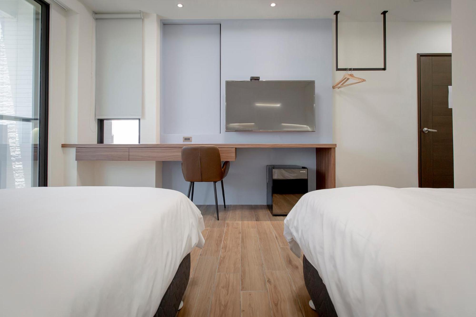 Quadruple Room with Private Bathroom - Photo 6