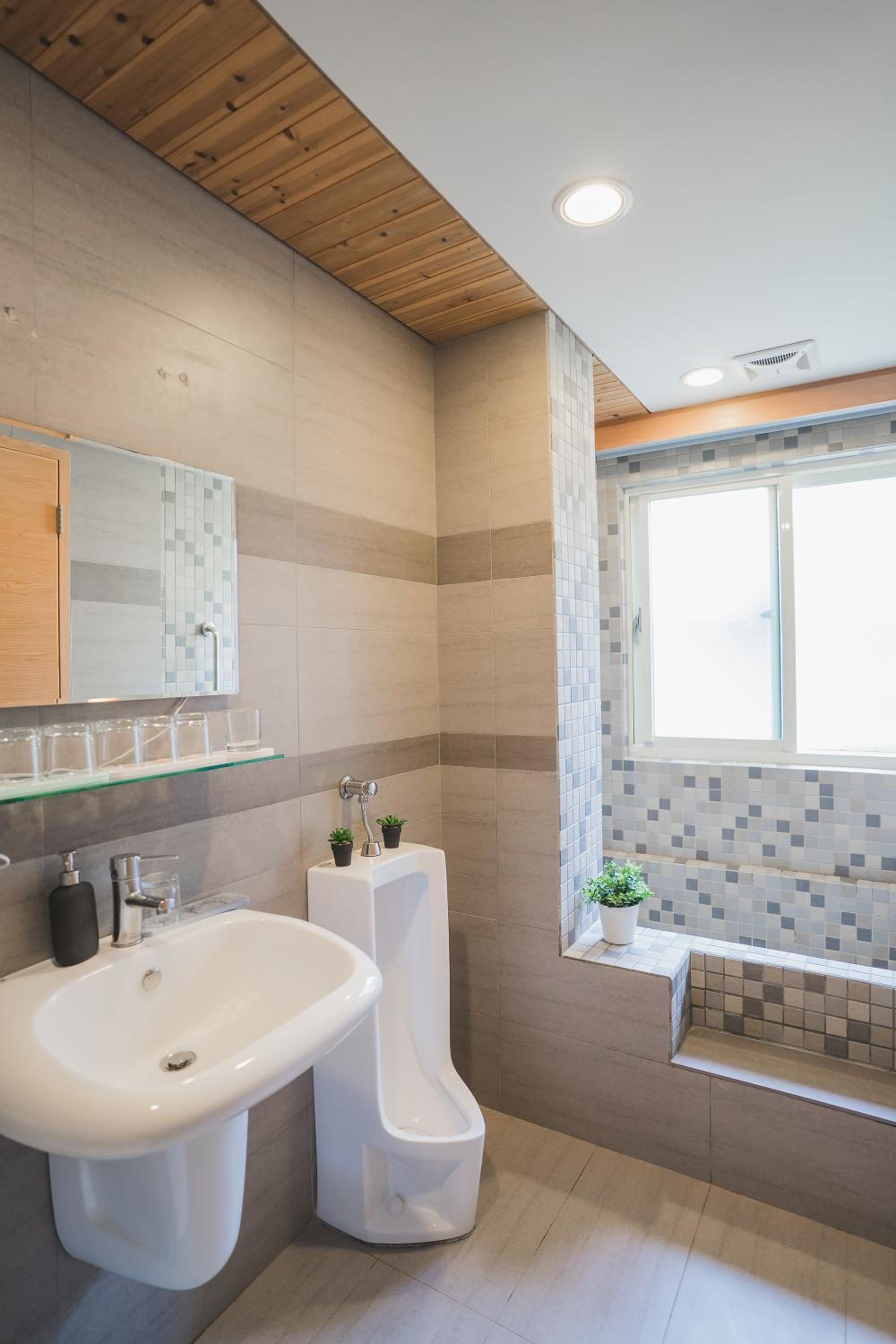Eight-Bedroom House - Photo 13