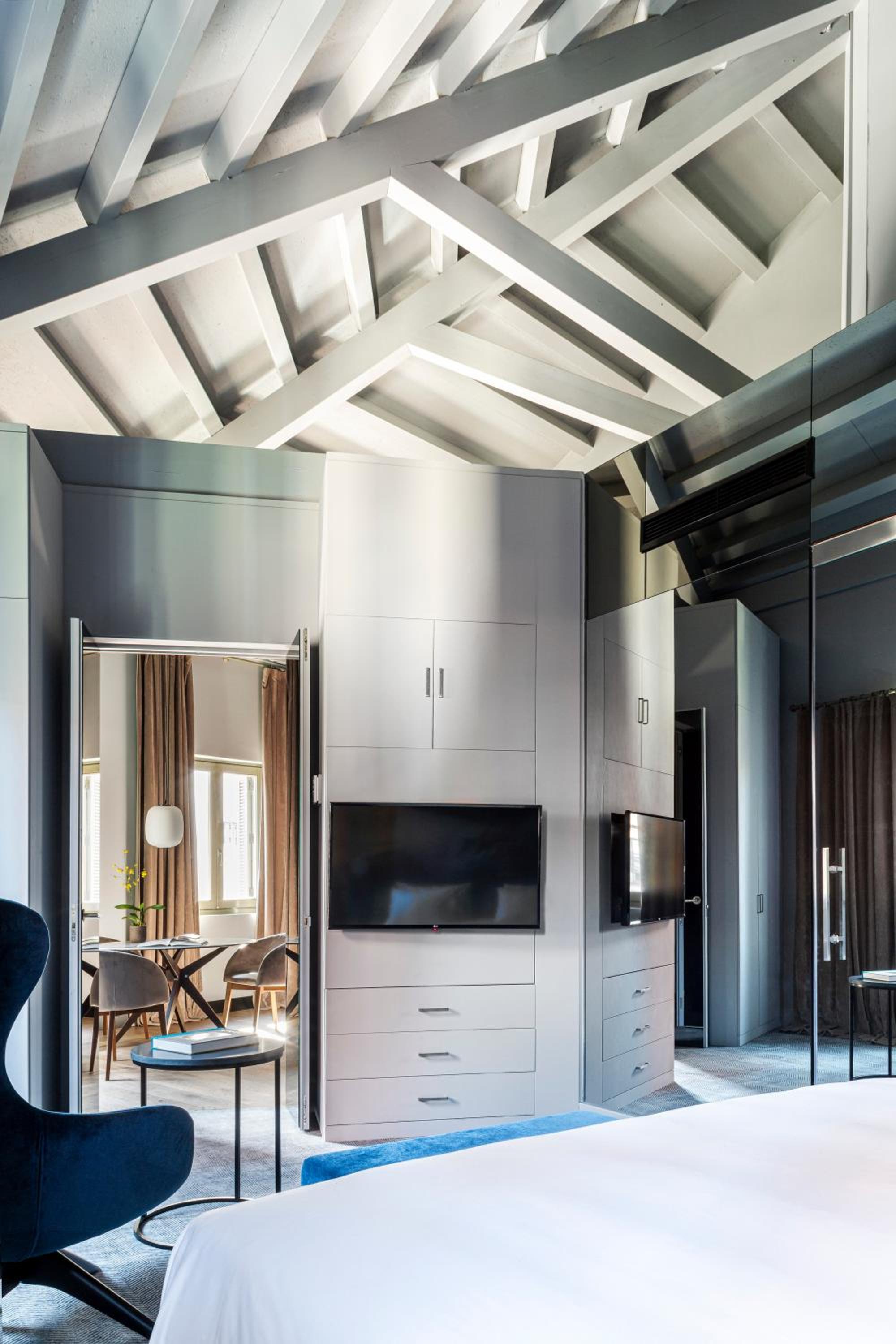 Suite with Balcony and Square View - Photo 1