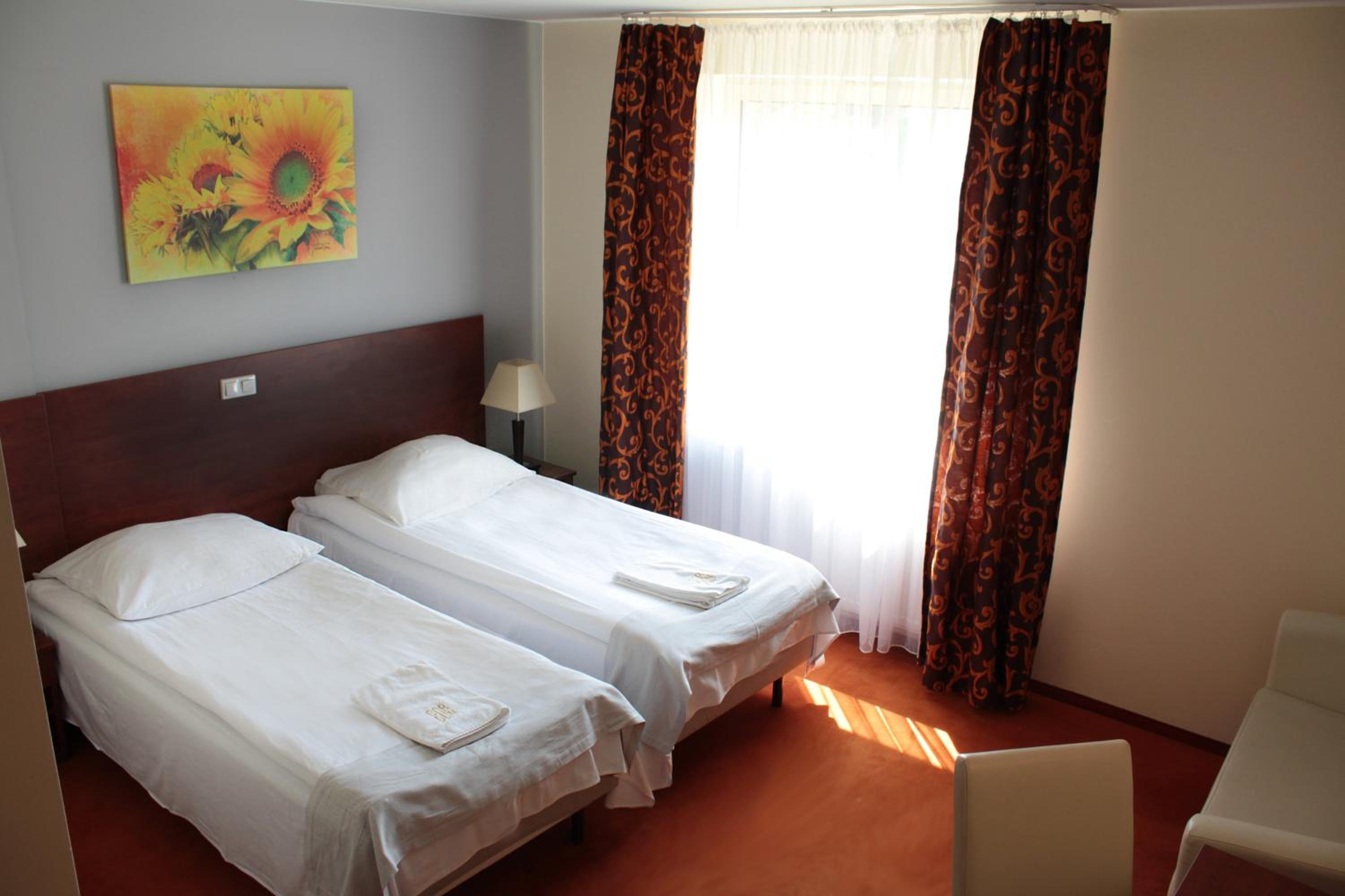 Economy Twin Room - Photo 3