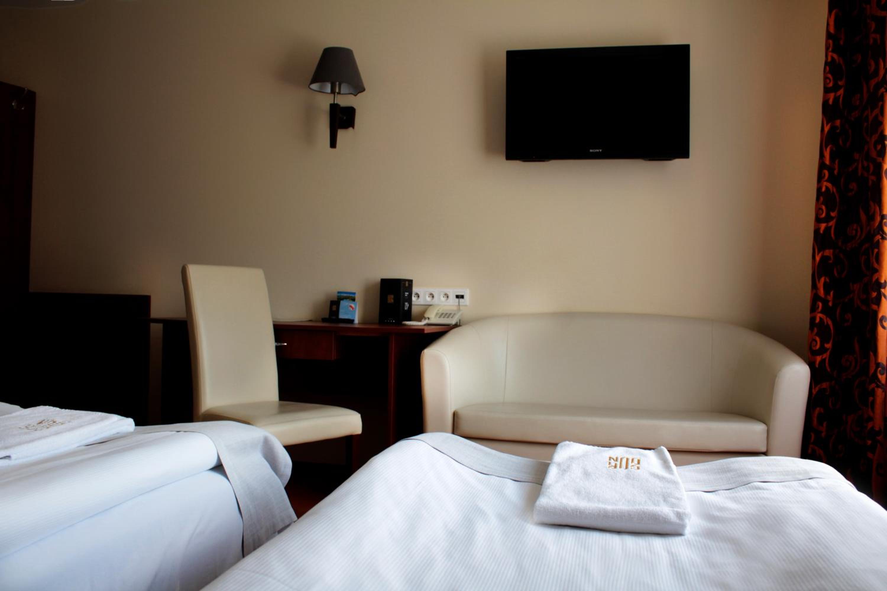 Economy Twin Room - Photo 4