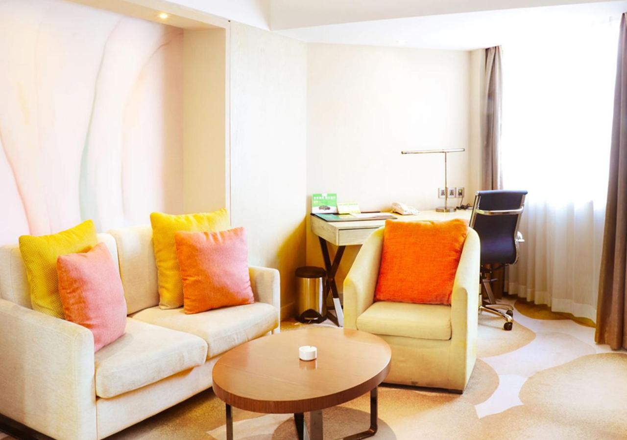One-Bedroom Suite with City View - Photo 2