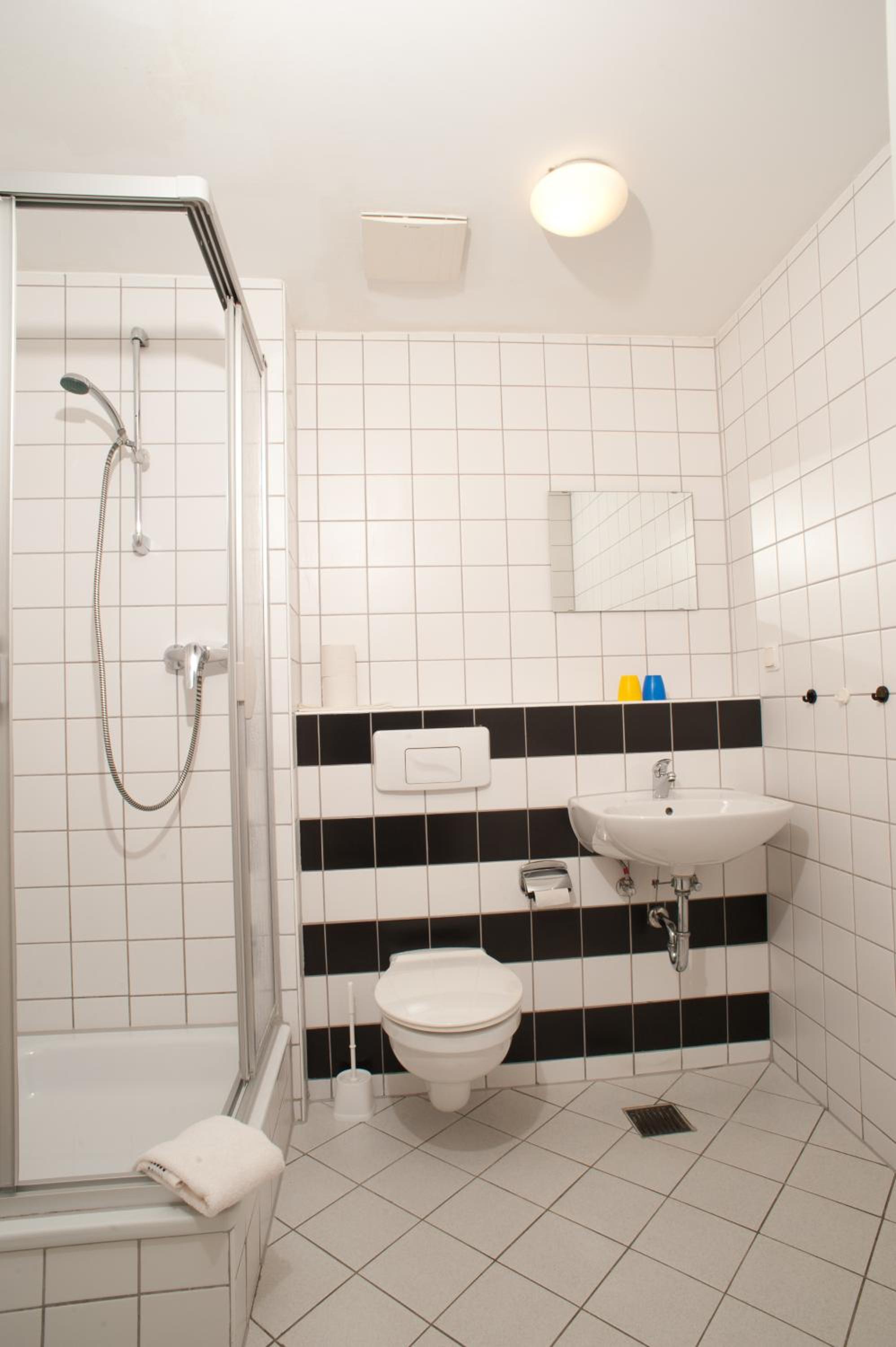 Twin Room with Shared Bathroom photo 2