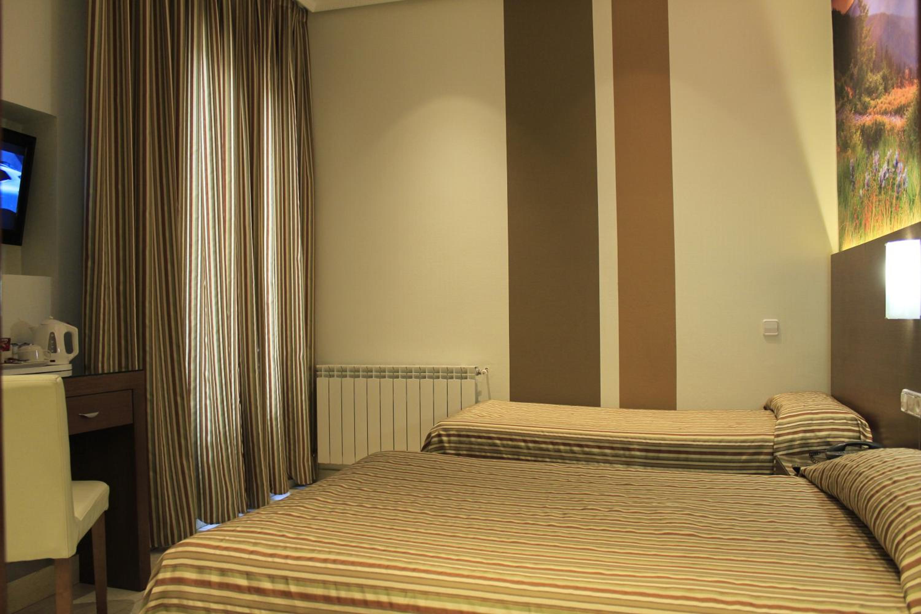 Twin Room - Photo 10