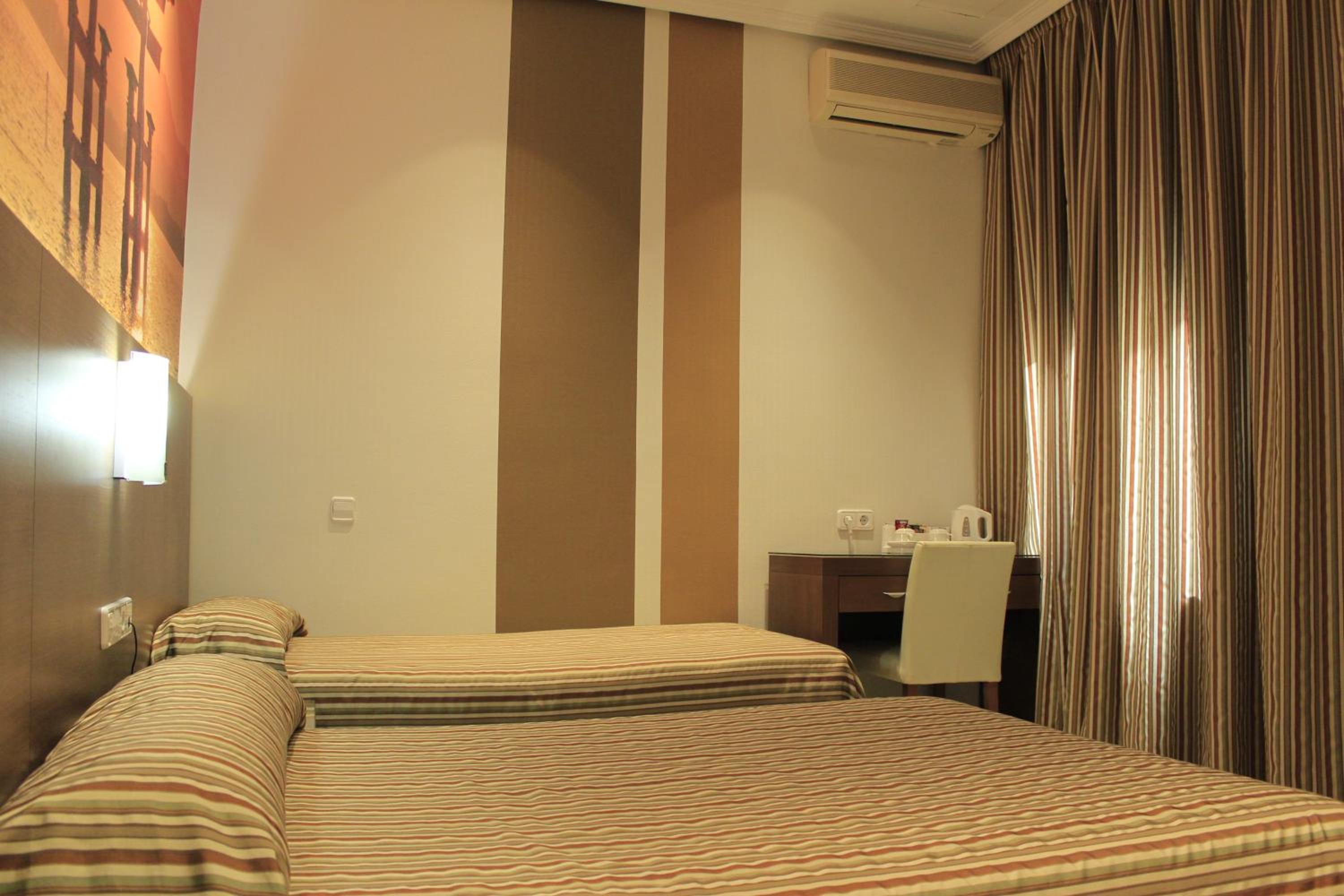 Twin Room - Photo 2