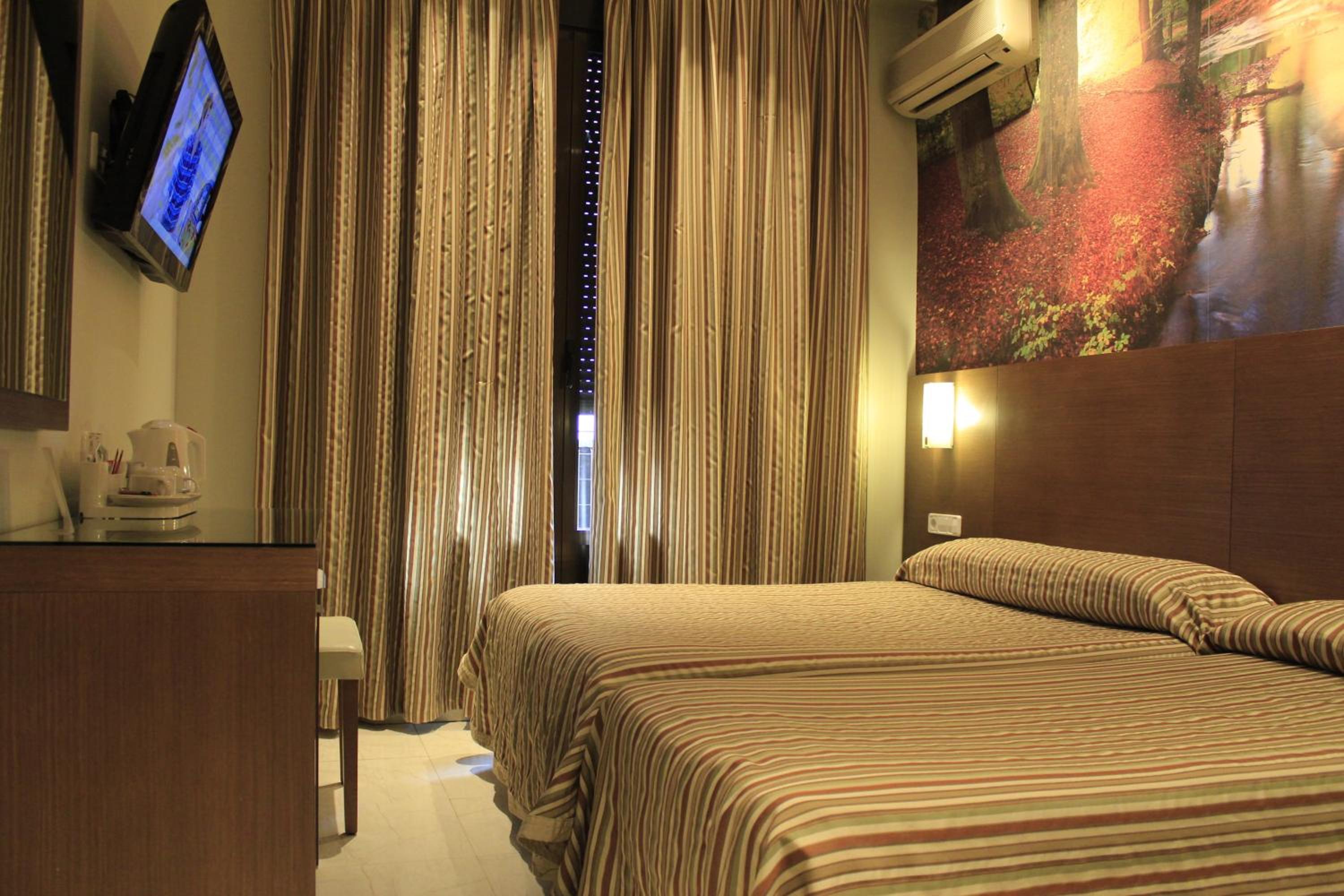 Twin Room - Photo 3