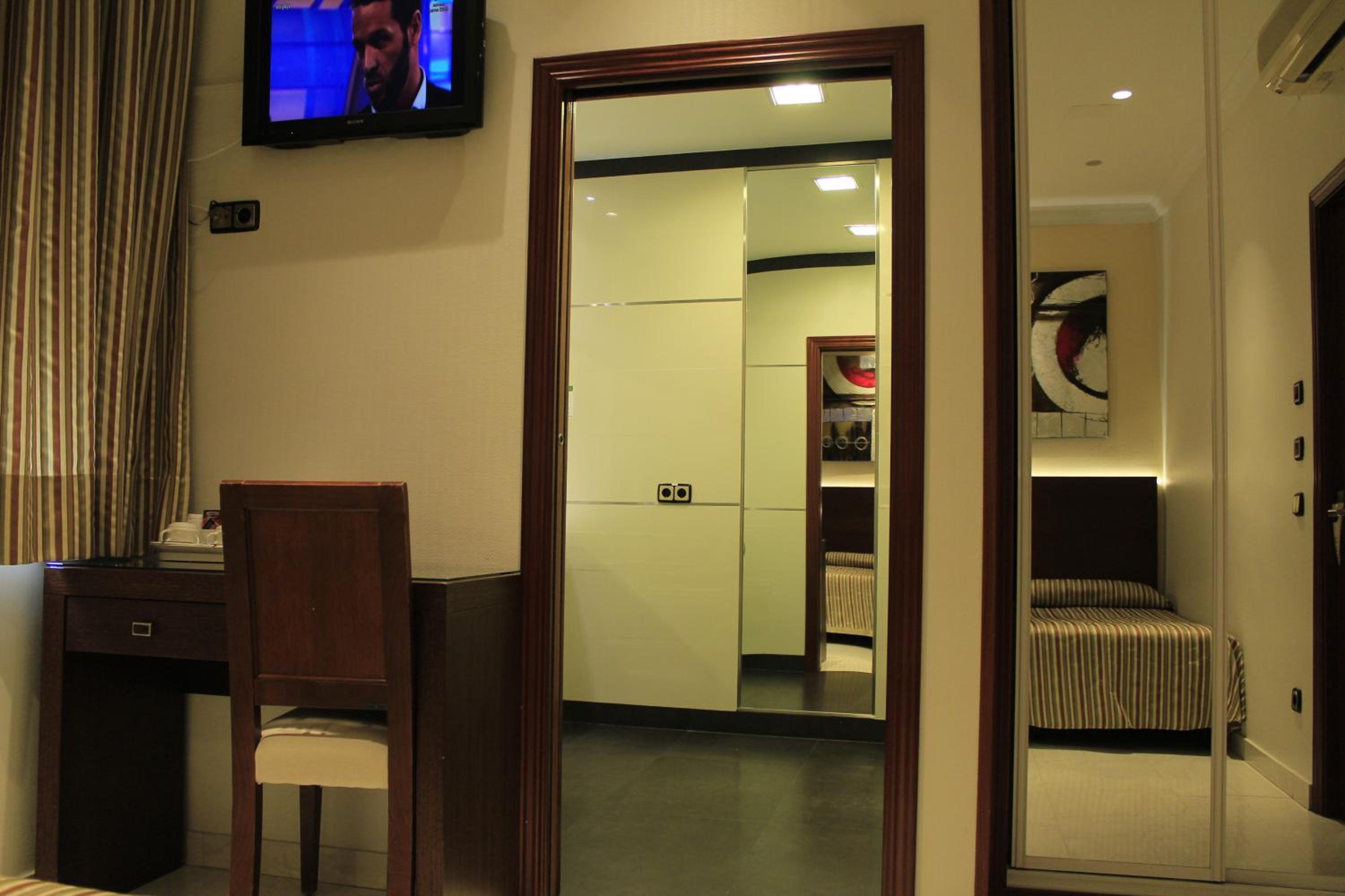 Twin Room - Photo 13