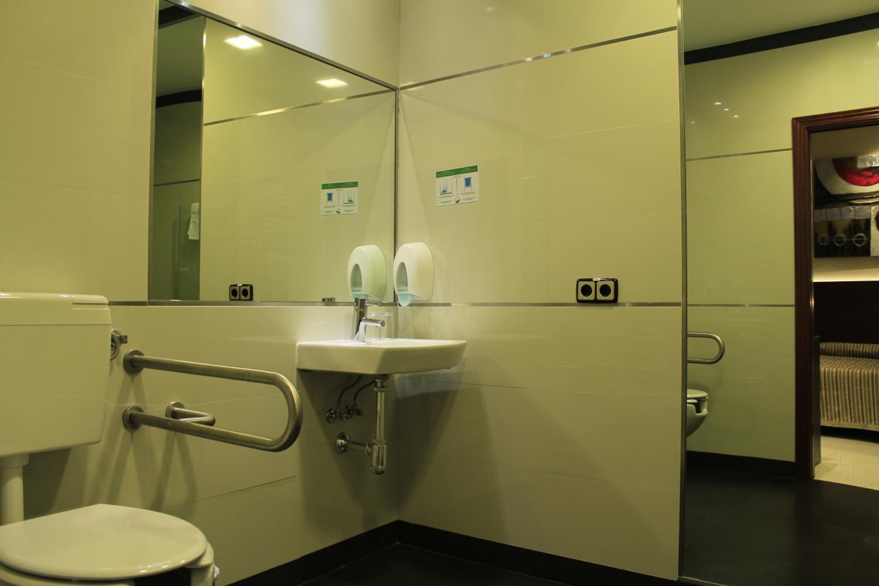 Queen Room - Disability Access photo 2