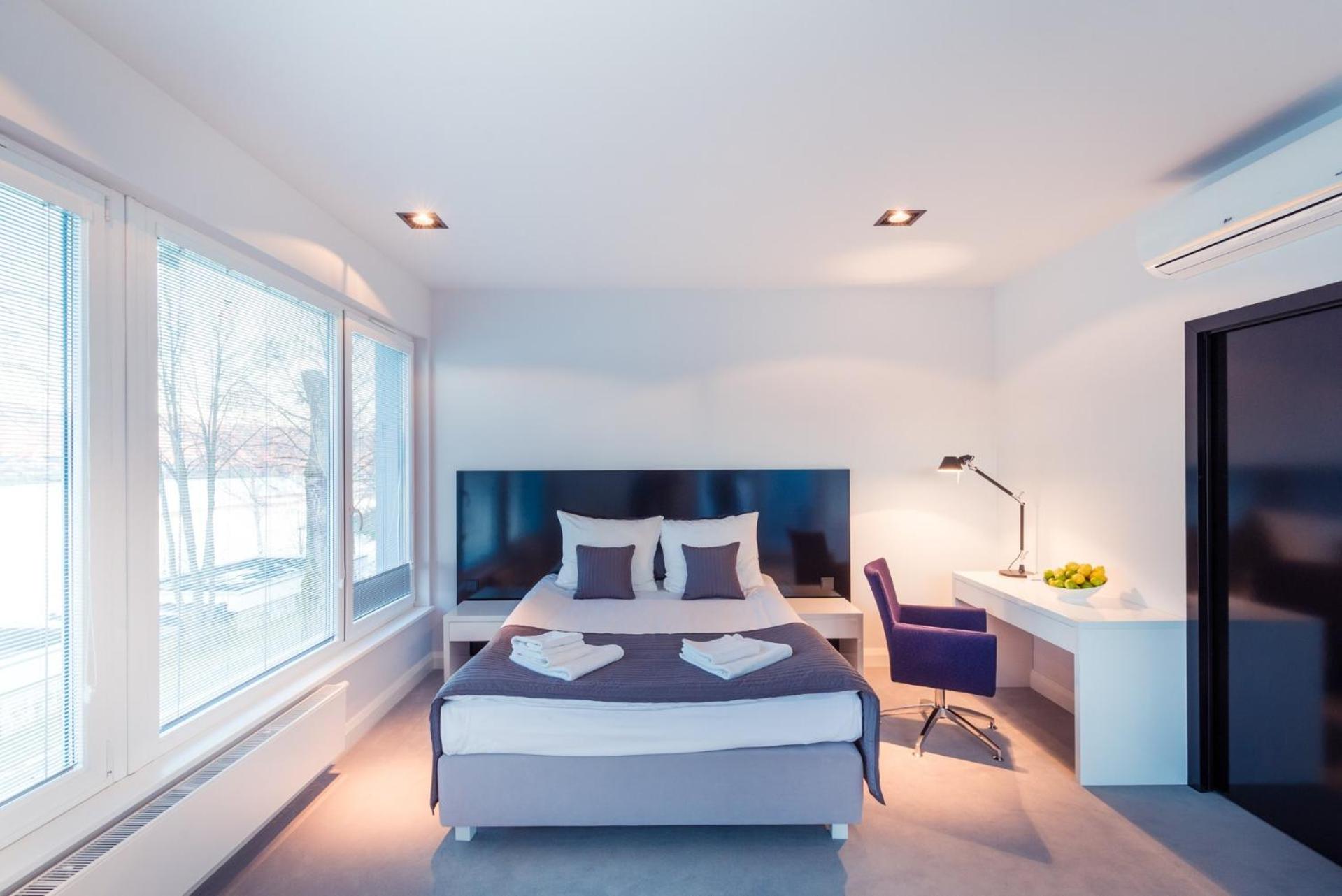 Executive Suite - Photo 7