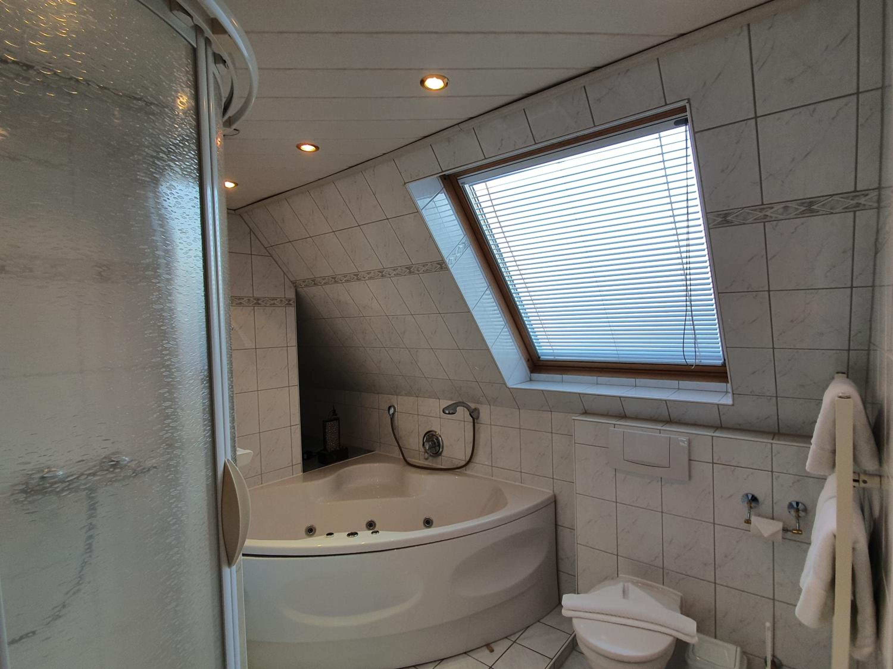 Double Room with Spa Bath photo 1