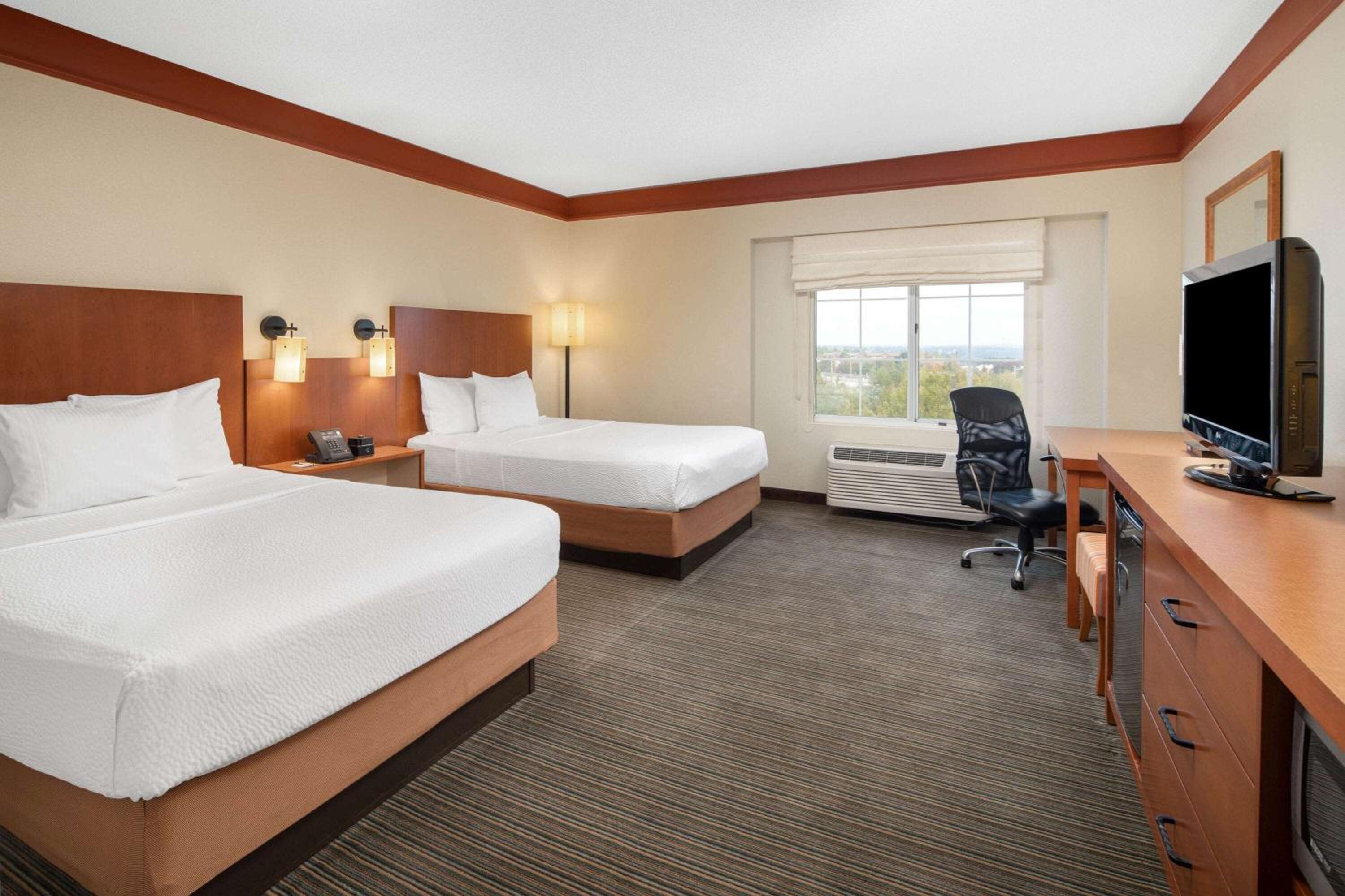Double Room with Two Double Beds - Photo 2