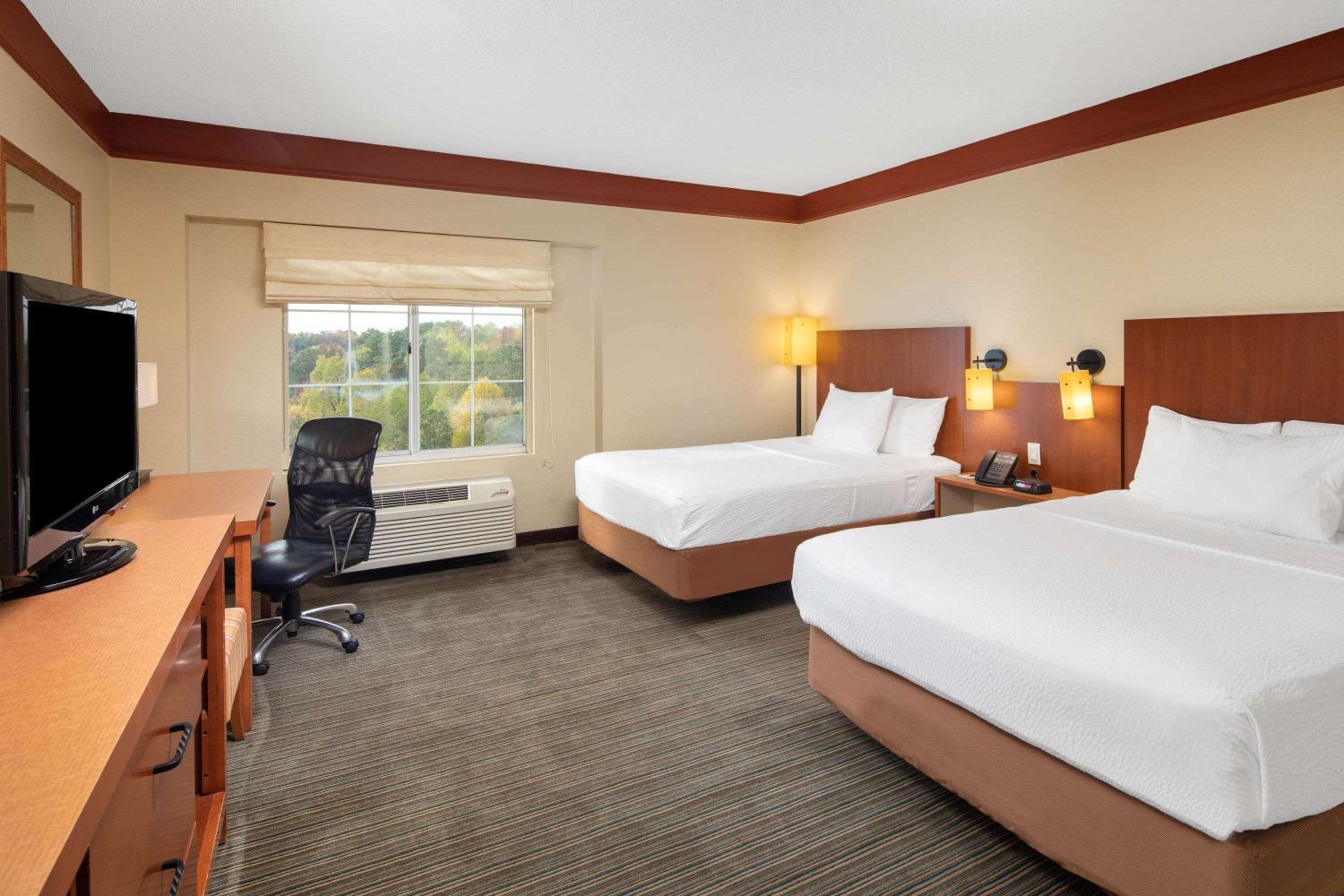 Double Room with Two Double Beds and Bath Tub - Mobility/Hearing Accessible - Non-Smoking - Photo 3
