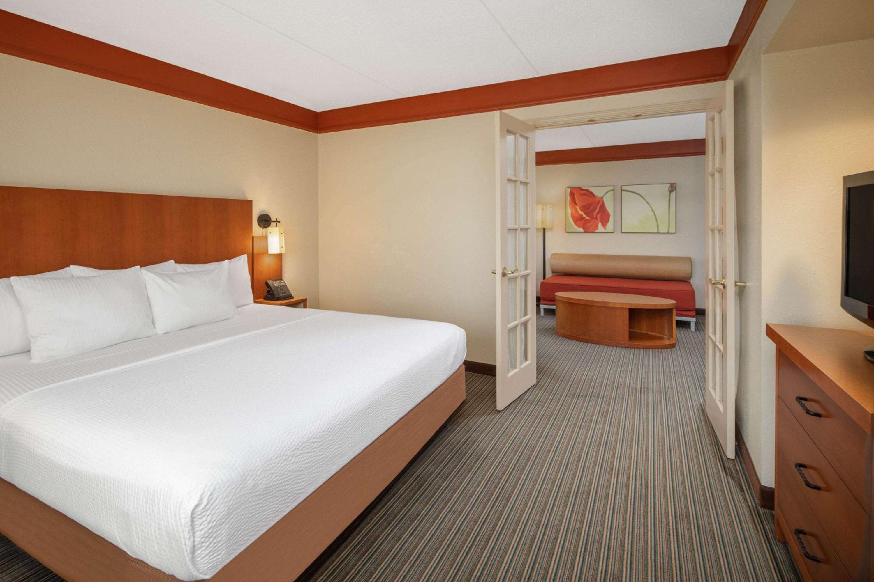 One-Bedroom King Suite - Non-Smoking - Photo 5