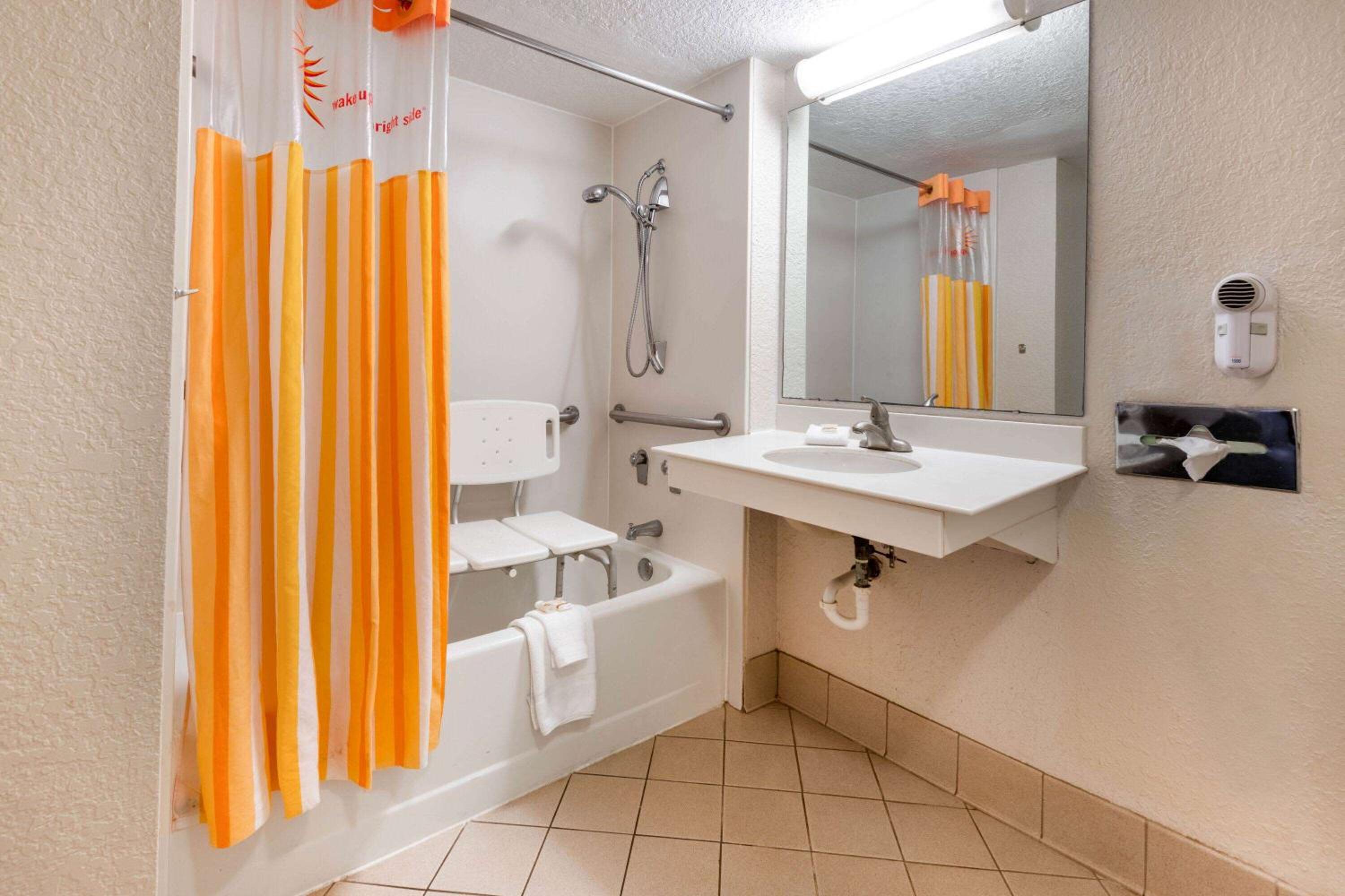 King Room with Bath Tub - Mobility/Hearing Accessible - Non-Smoking - Photo 3