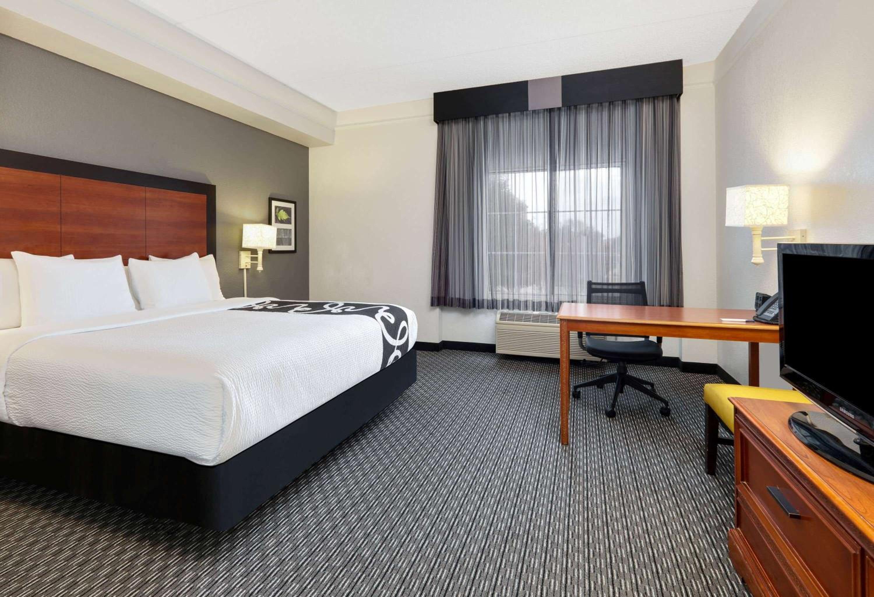 Deluxe King Room with Mobility Access and Bathtub with Grab Bars - Non-Smoking - Photo 2