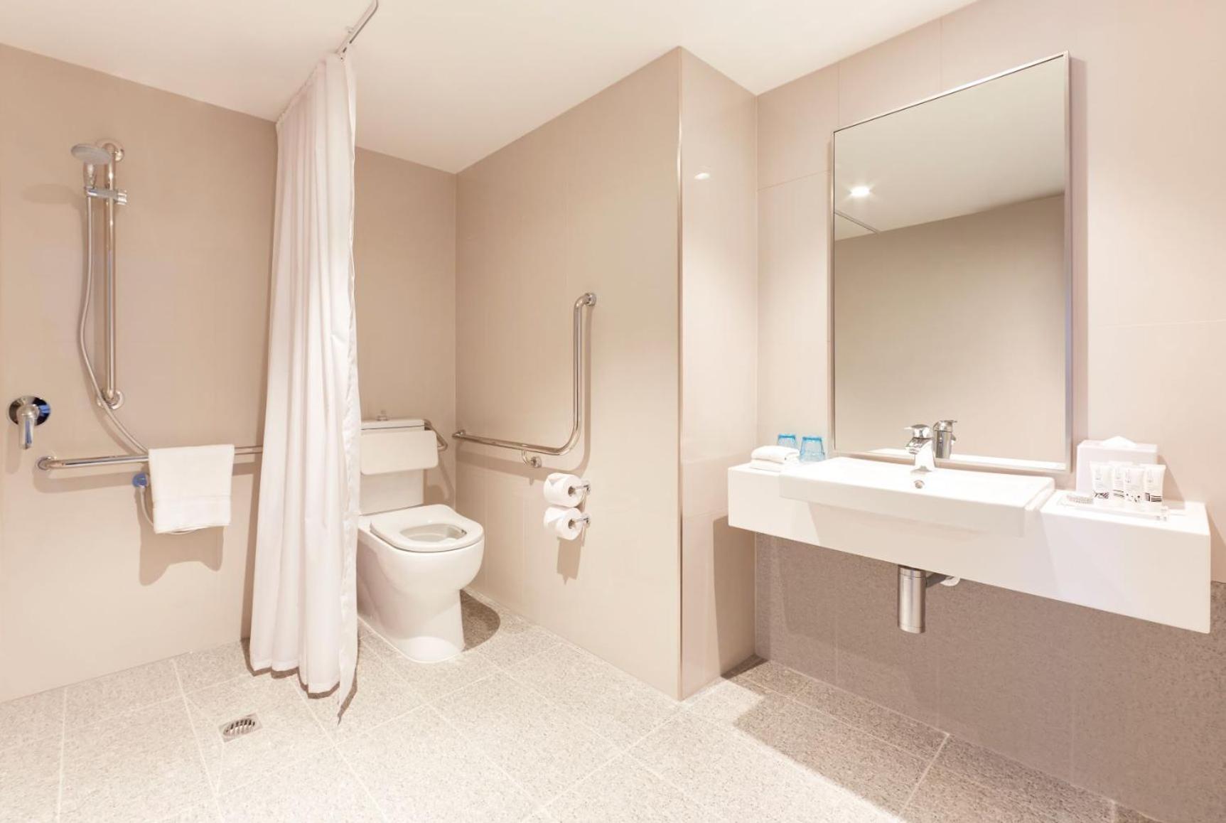 Standard Queen Room - Accessible with Free Breakfast