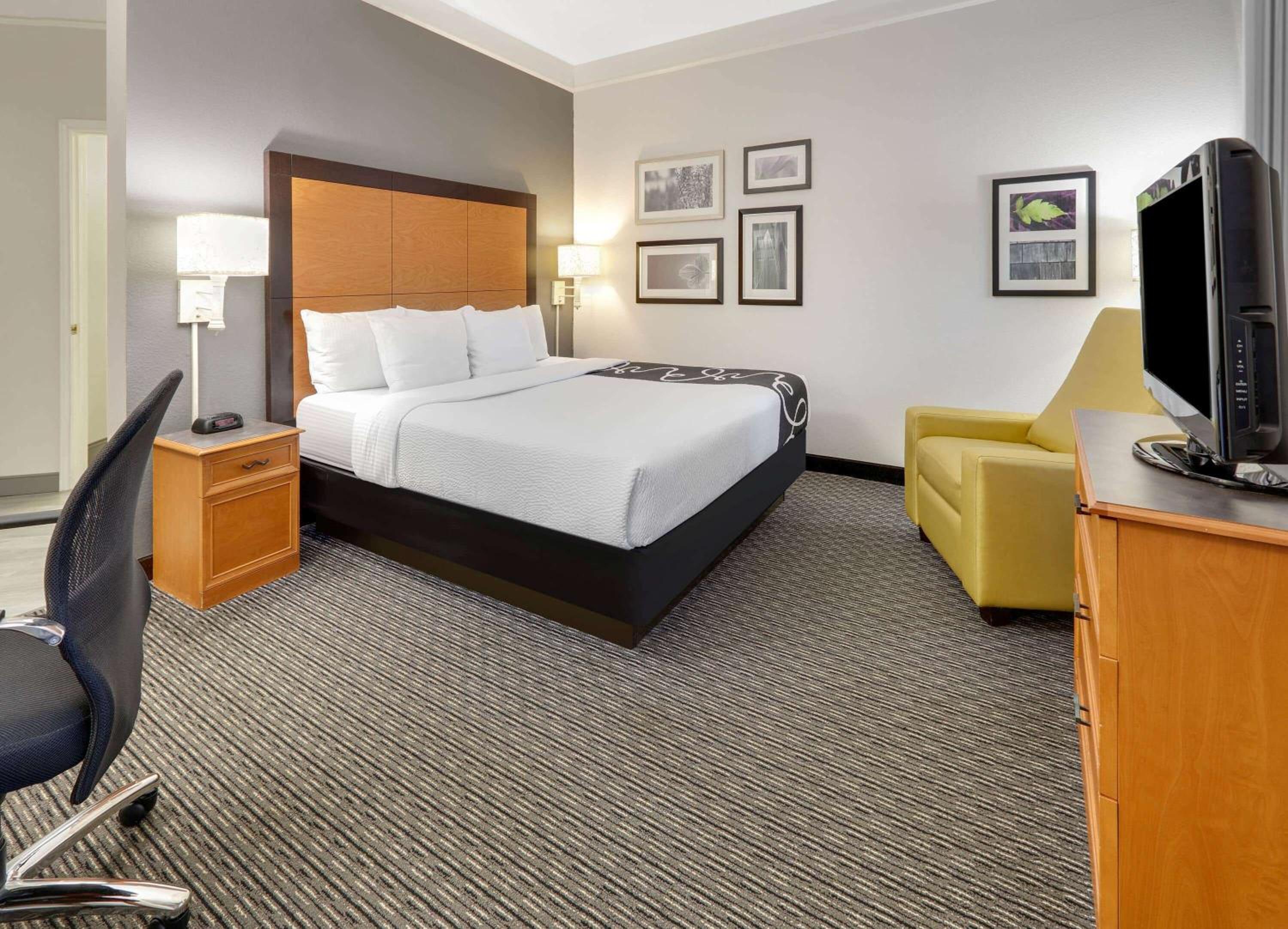 Deluxe King Room - Photo 3