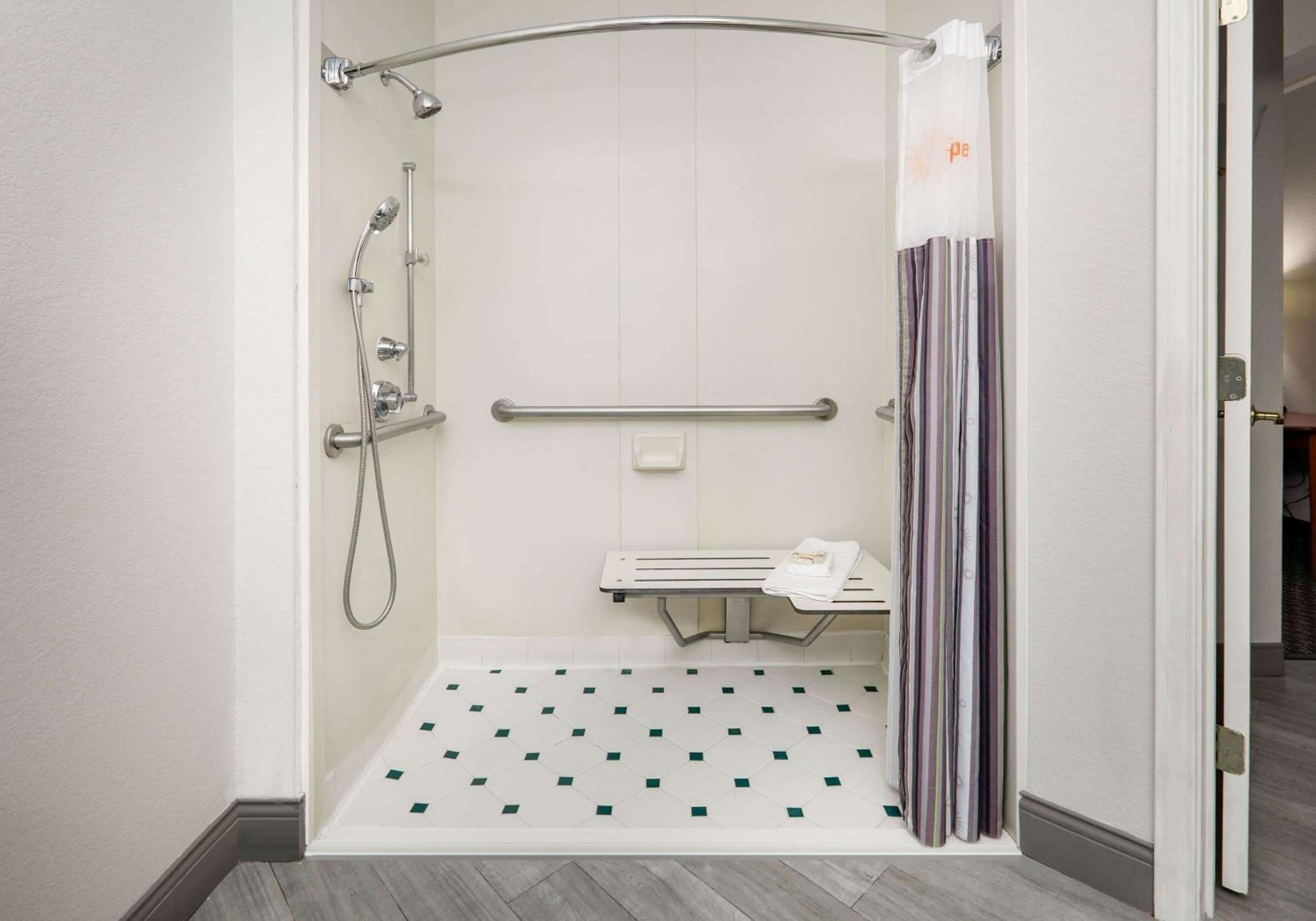 King Room with Bath Tub - Mobility Accessible/Non-Smoking - Photo 4