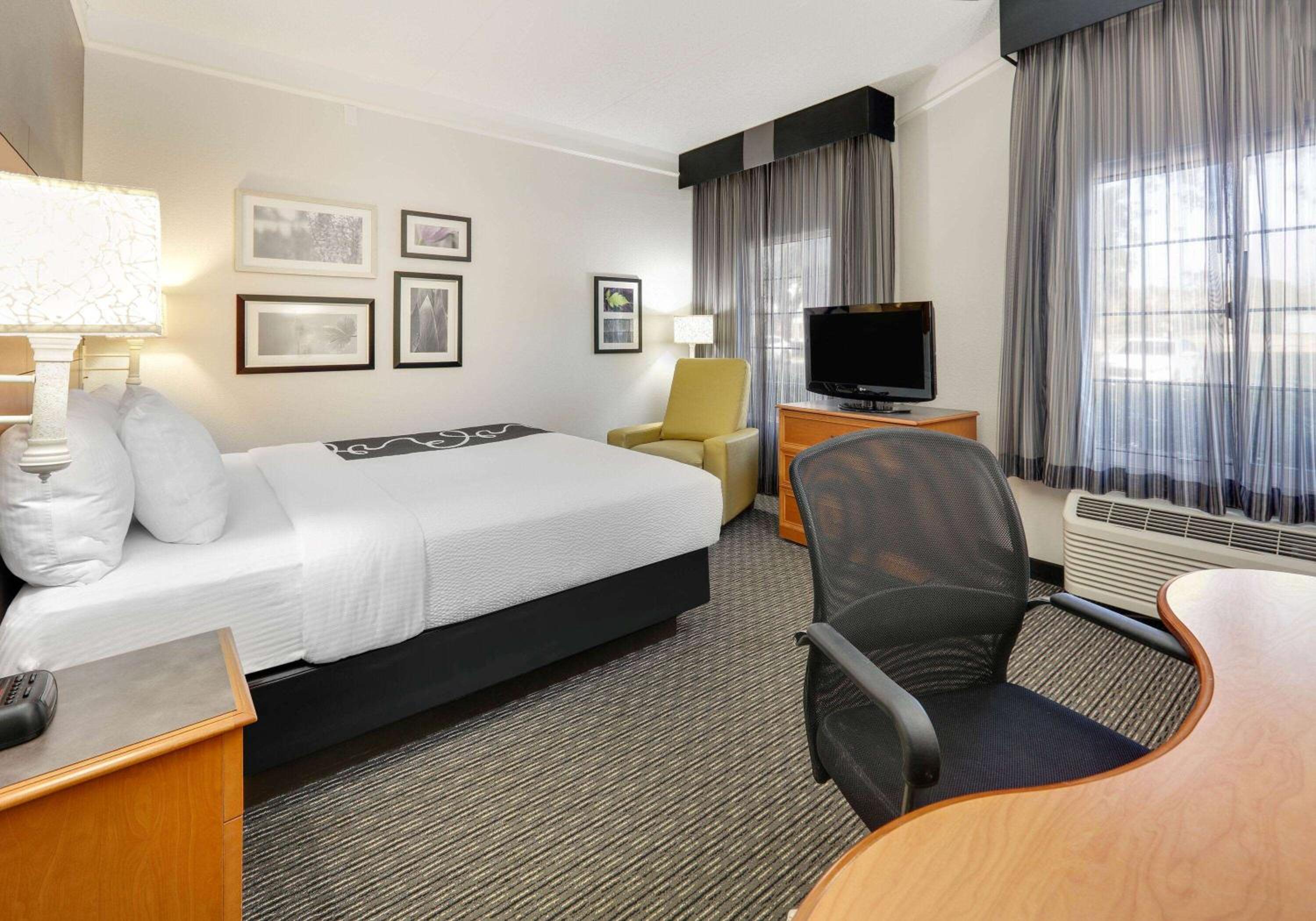 King Room Poolside - Photo 1