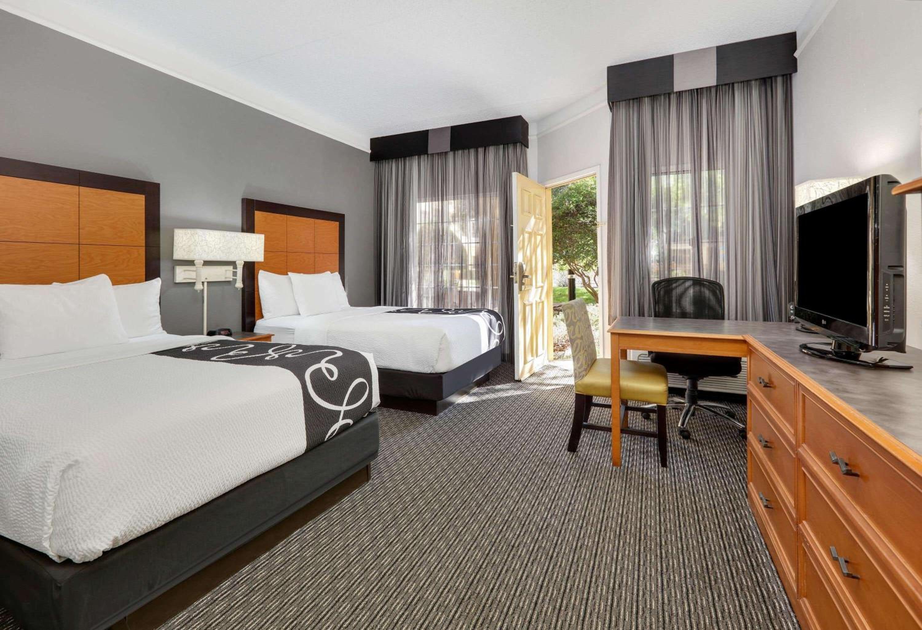 Double Room with Two Double Beds - Photo 5