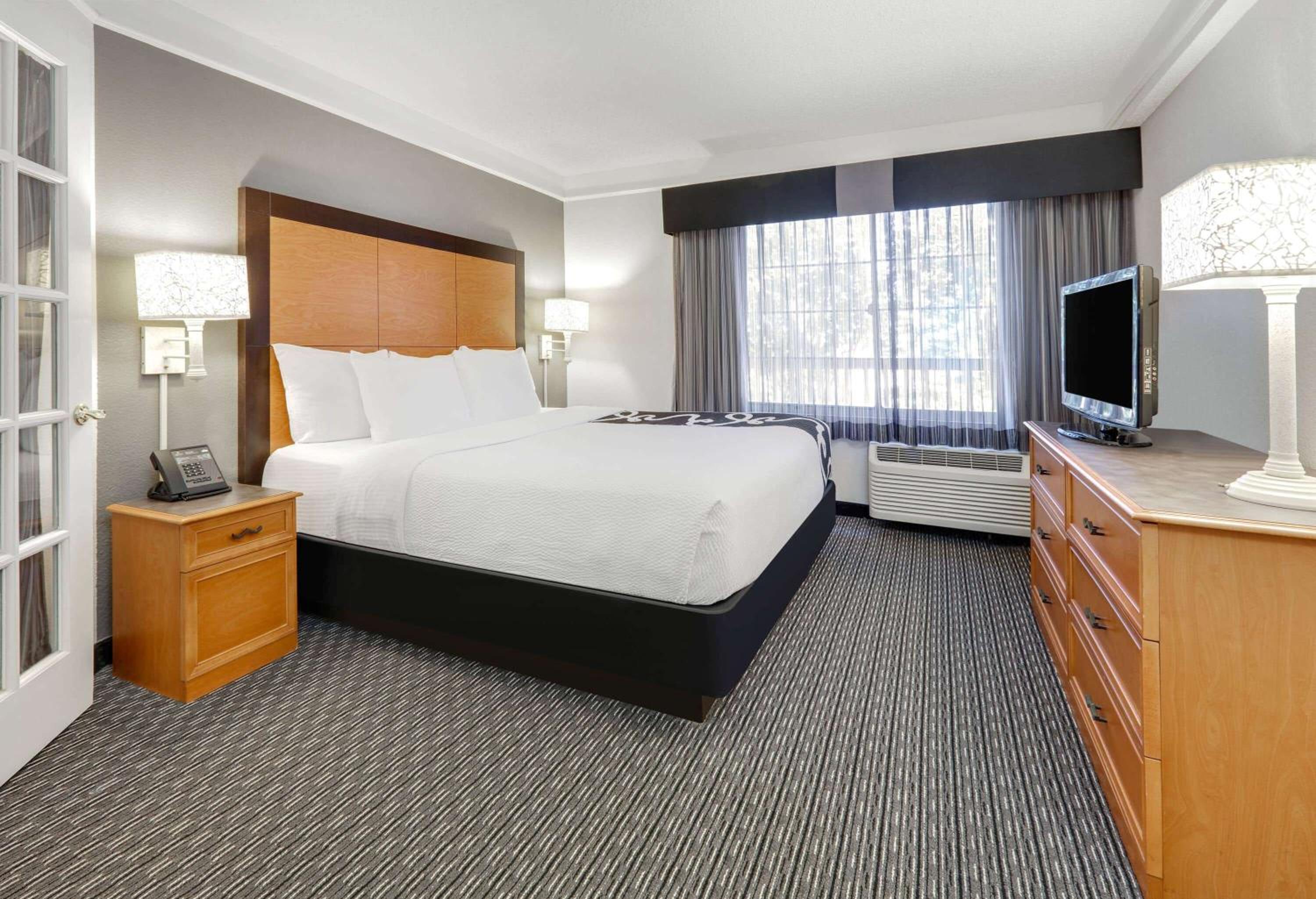 Deluxe King Room - Photo 4