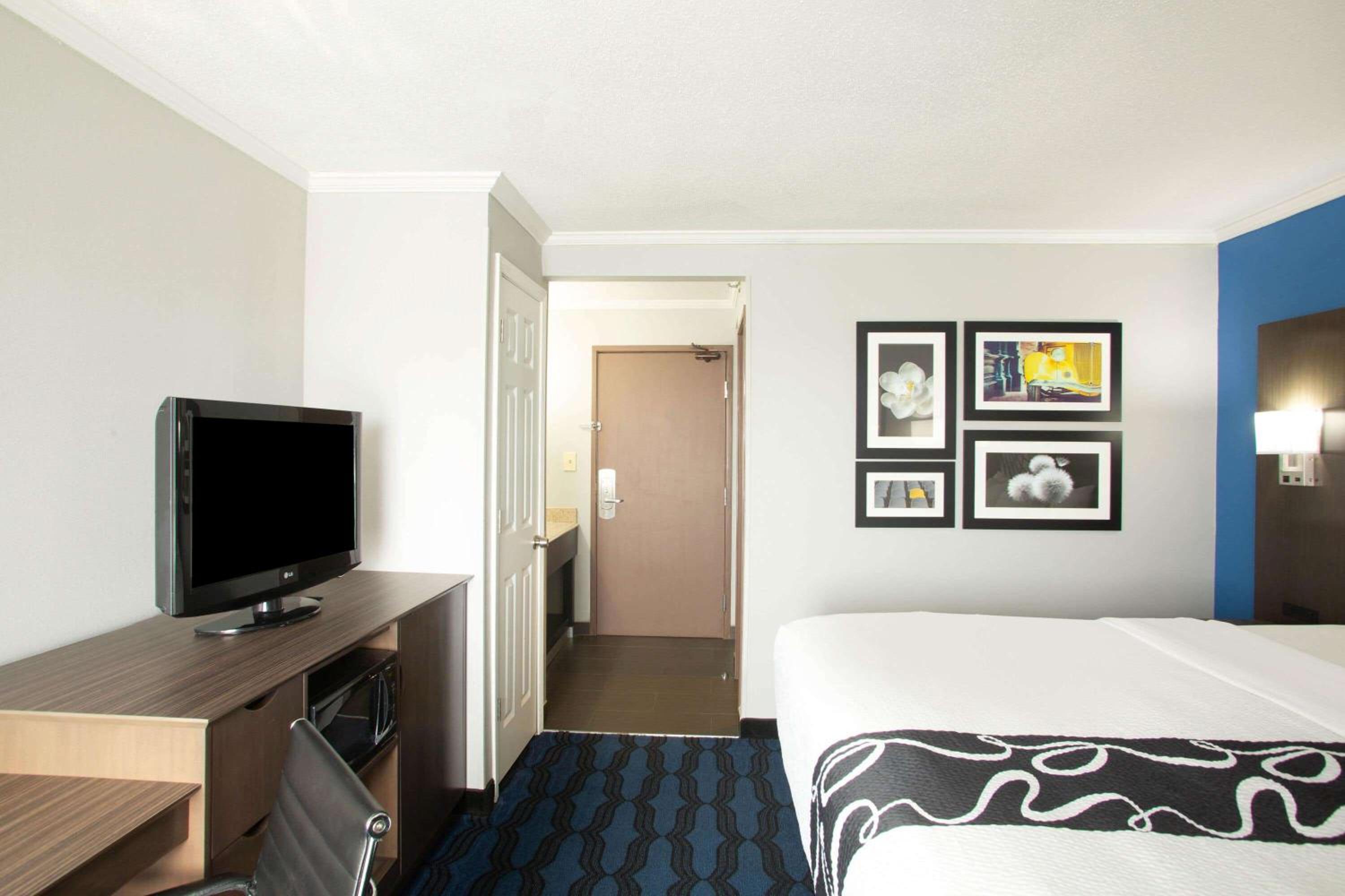 Deluxe King Room - Photo 5