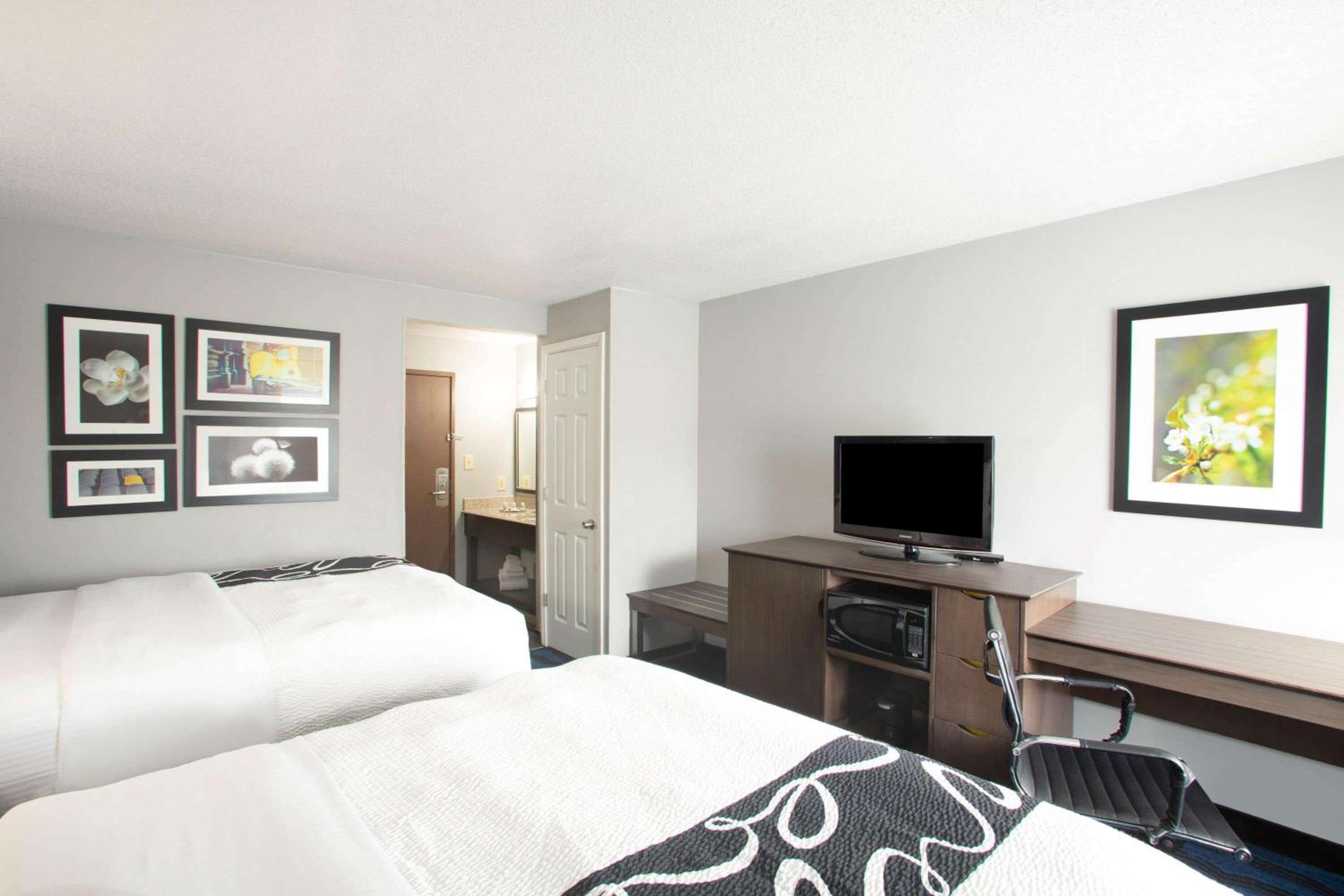 Deluxe Room with Two Queen Beds - Photo 3