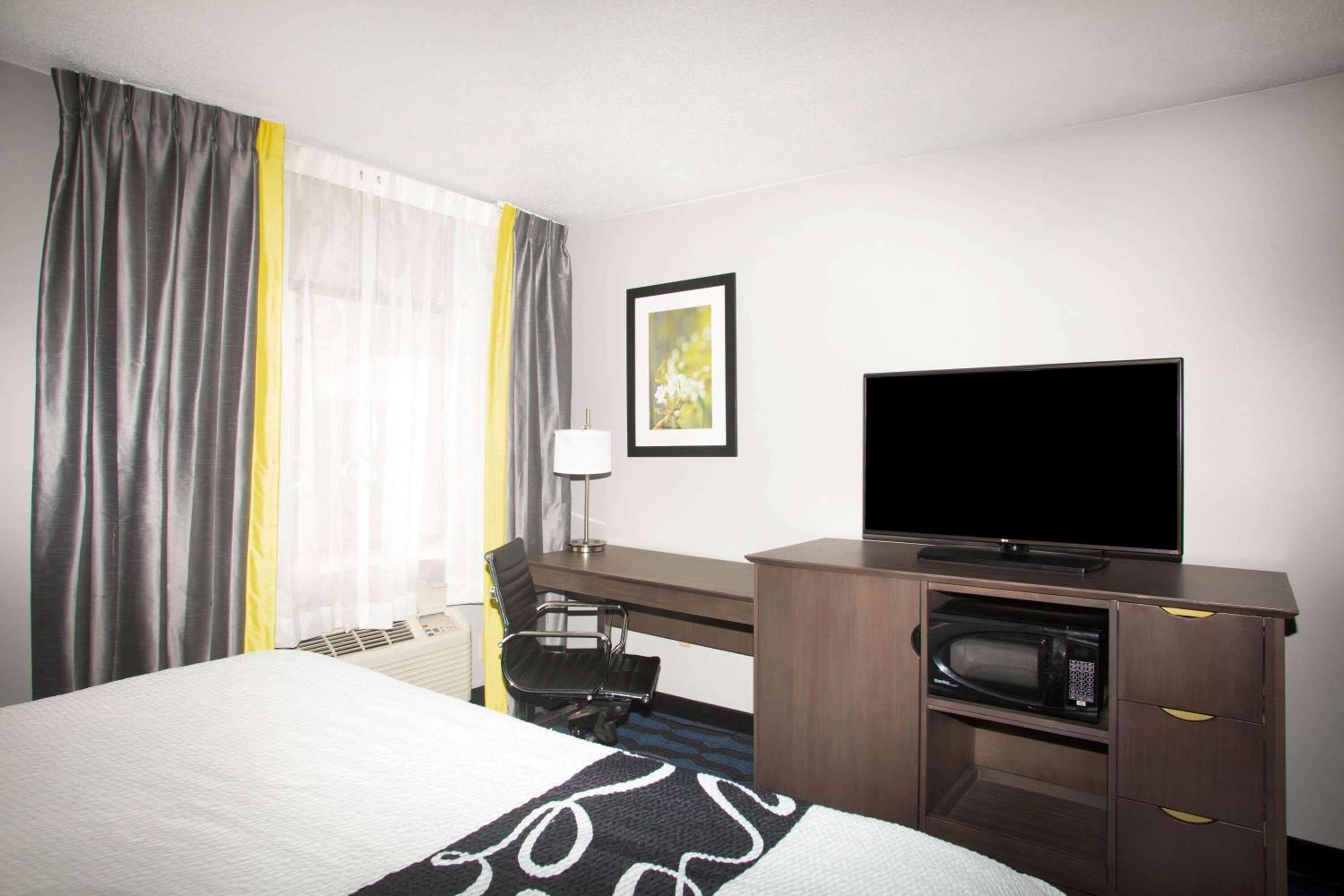 Deluxe King Room - Photo 4