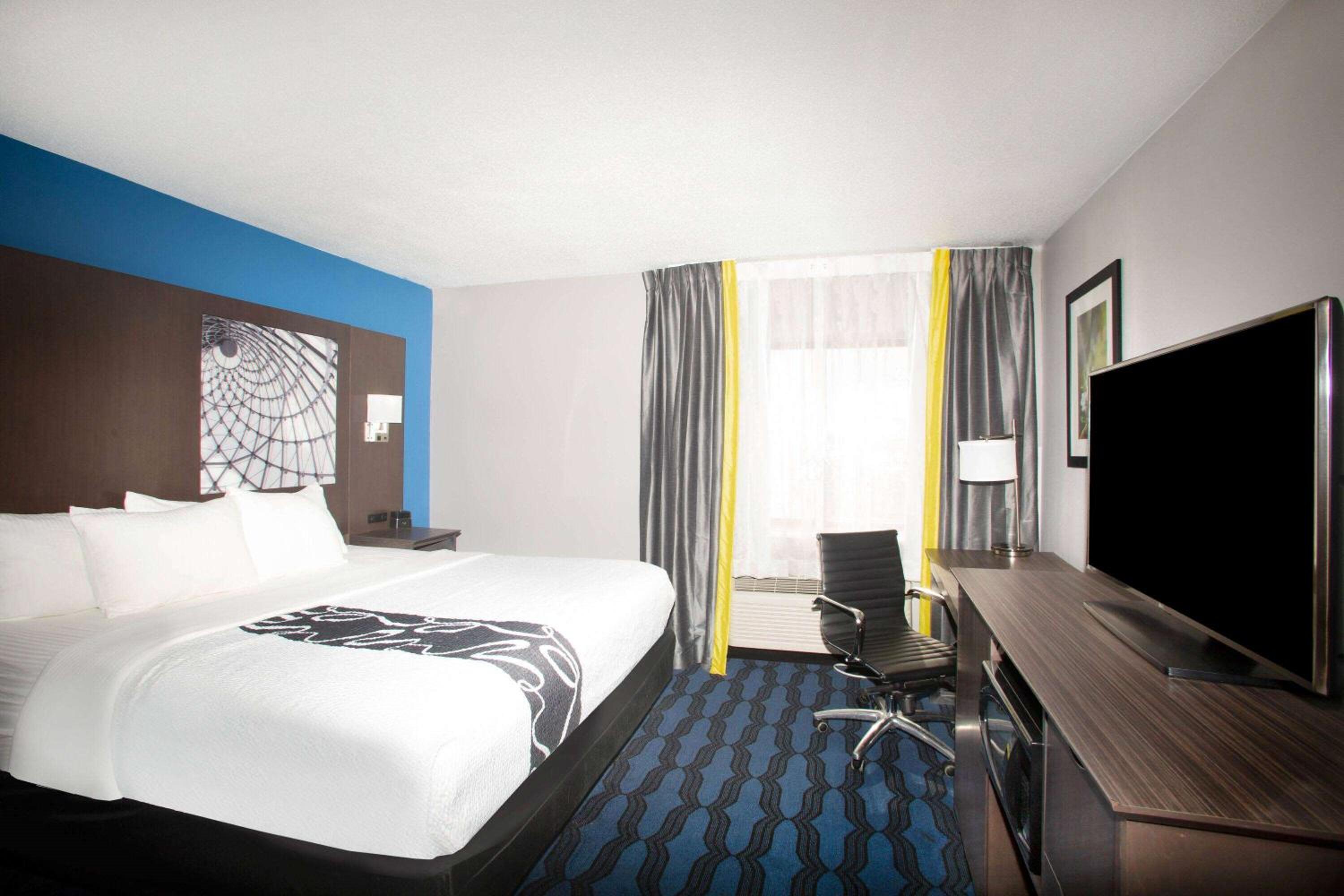Deluxe King Room - Photo 3