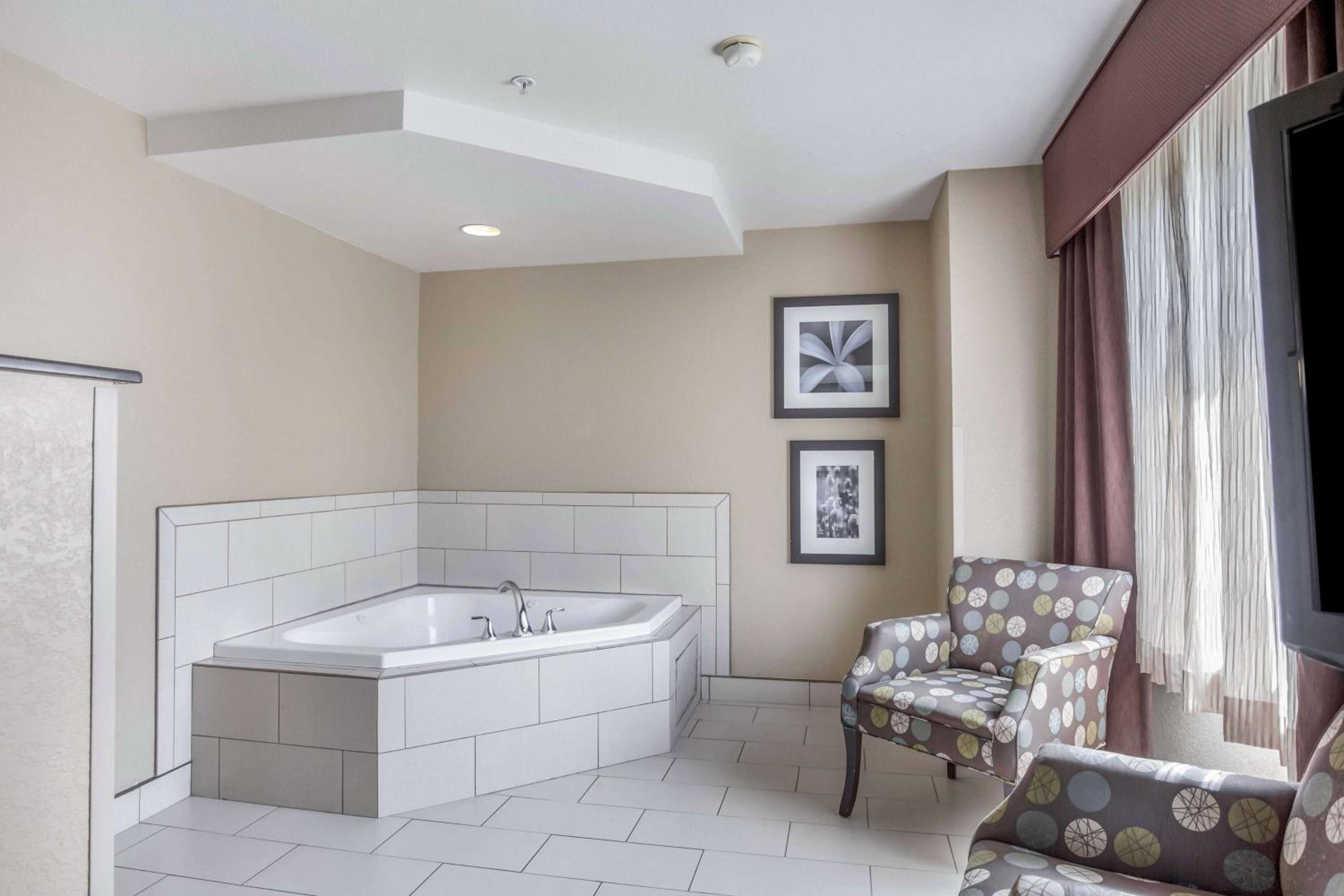 Deluxe King Room with Jetted Tub - Non-Smoking - Photo 2