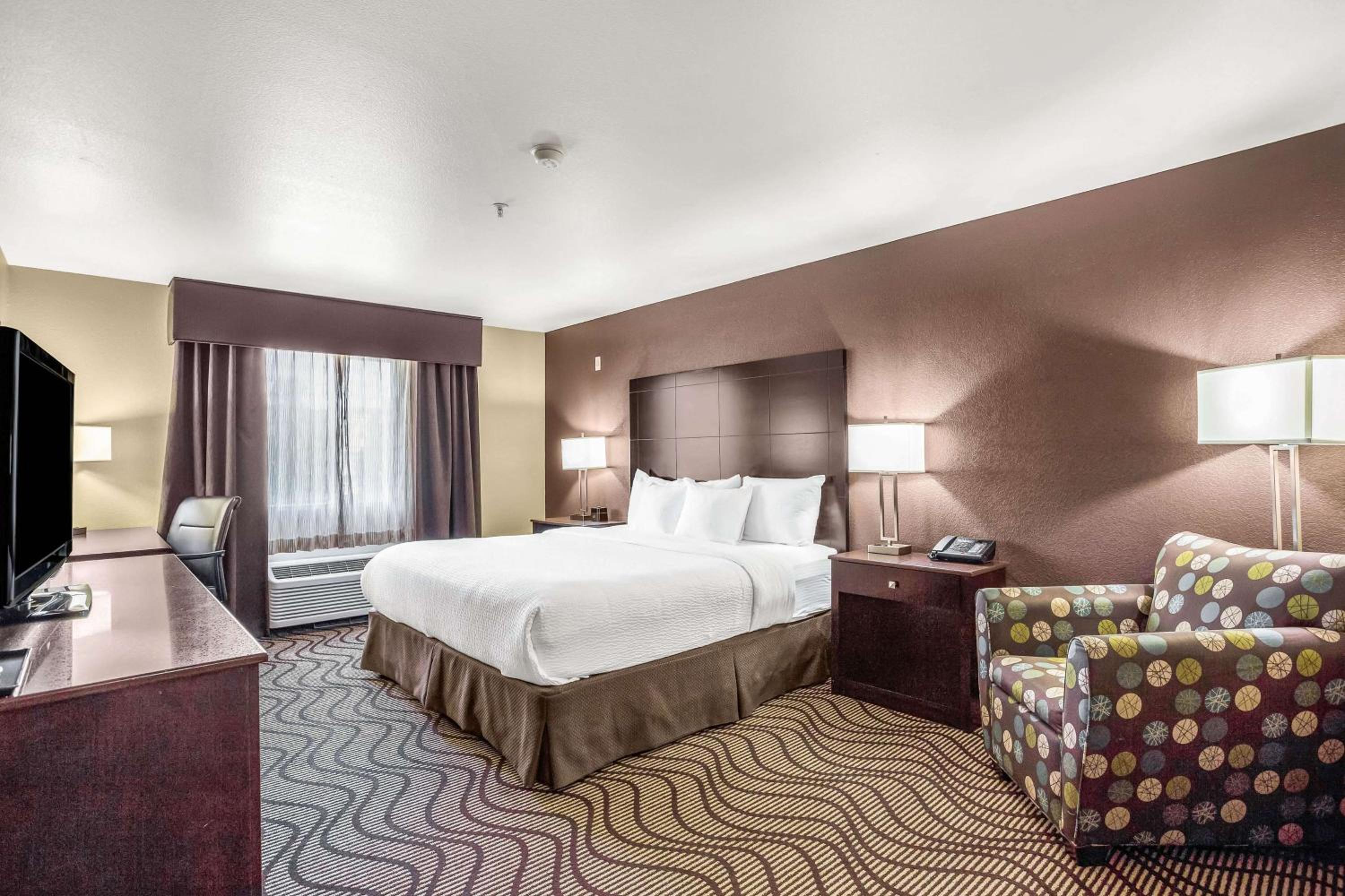 Deluxe King Room - Photo 4