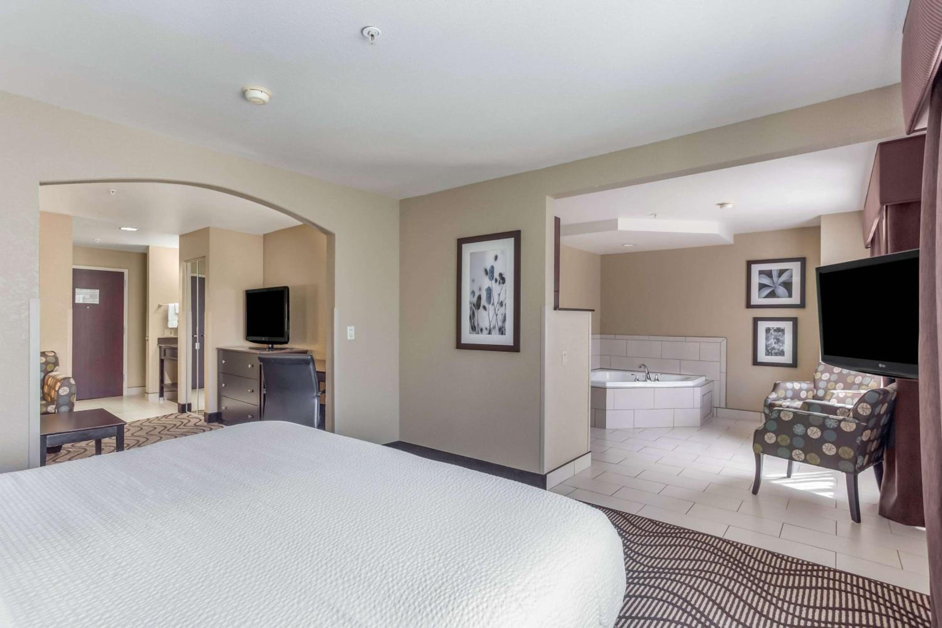 Deluxe King Room with Jetted Tub - Non-Smoking - Photo 3