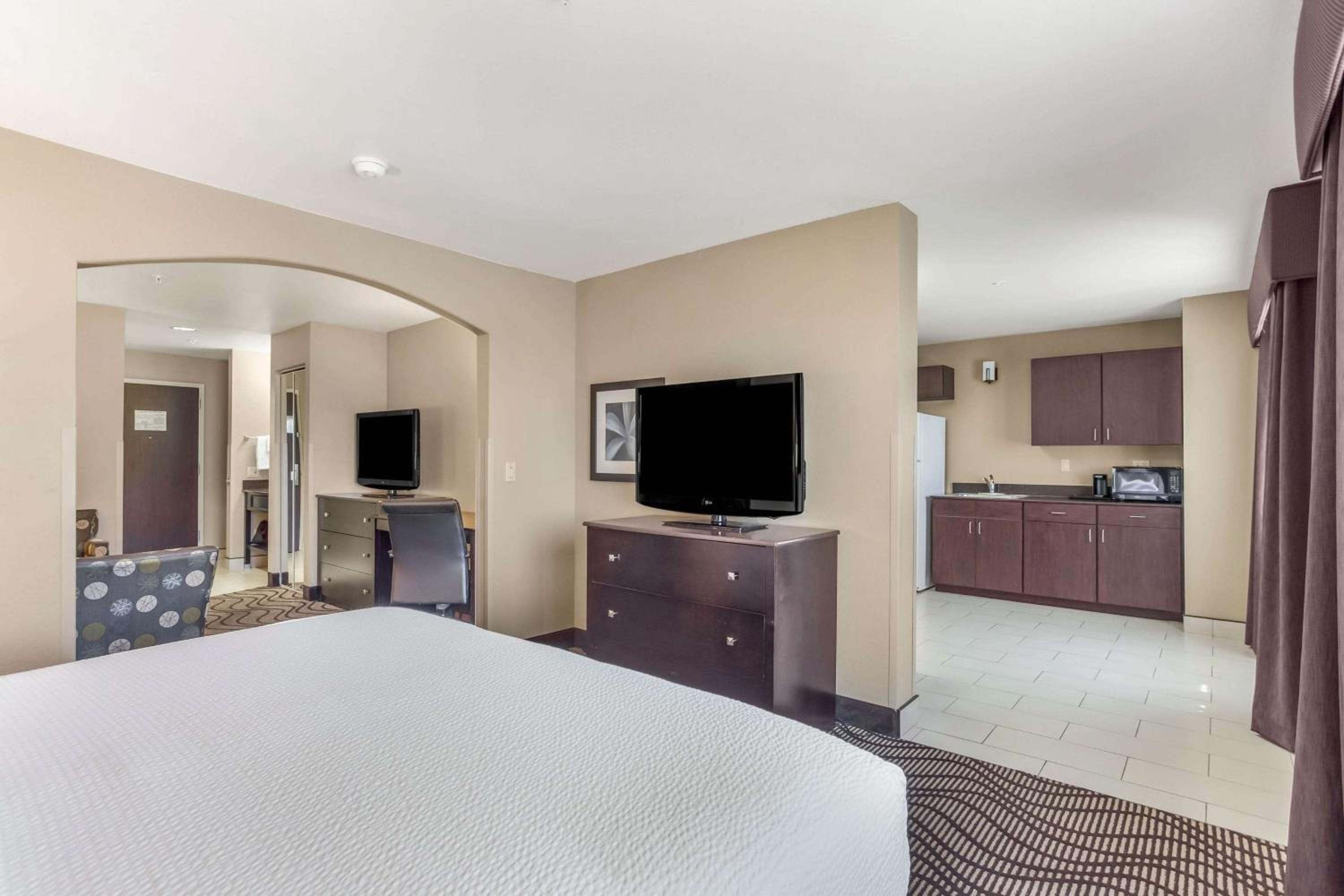 King Suite - Non-Smoking - Photo 2