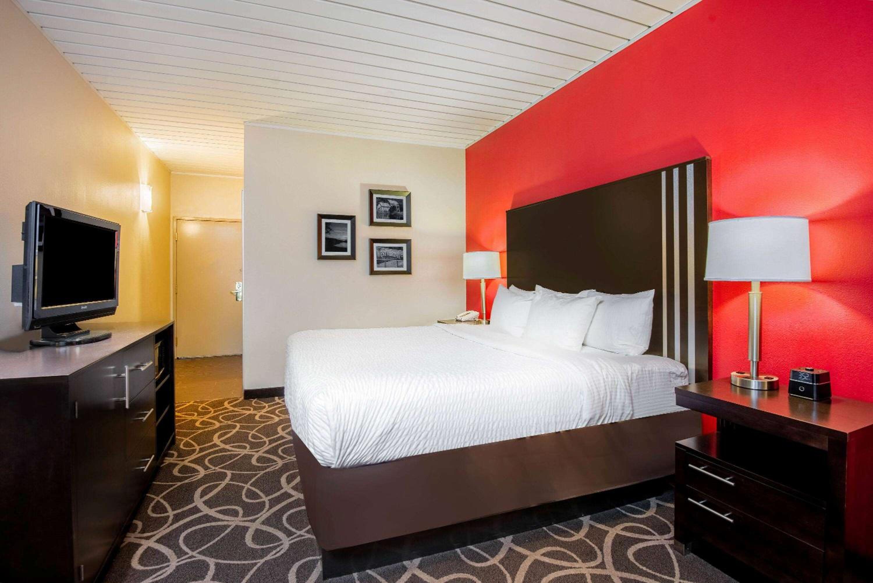 Deluxe King Room - Photo 2