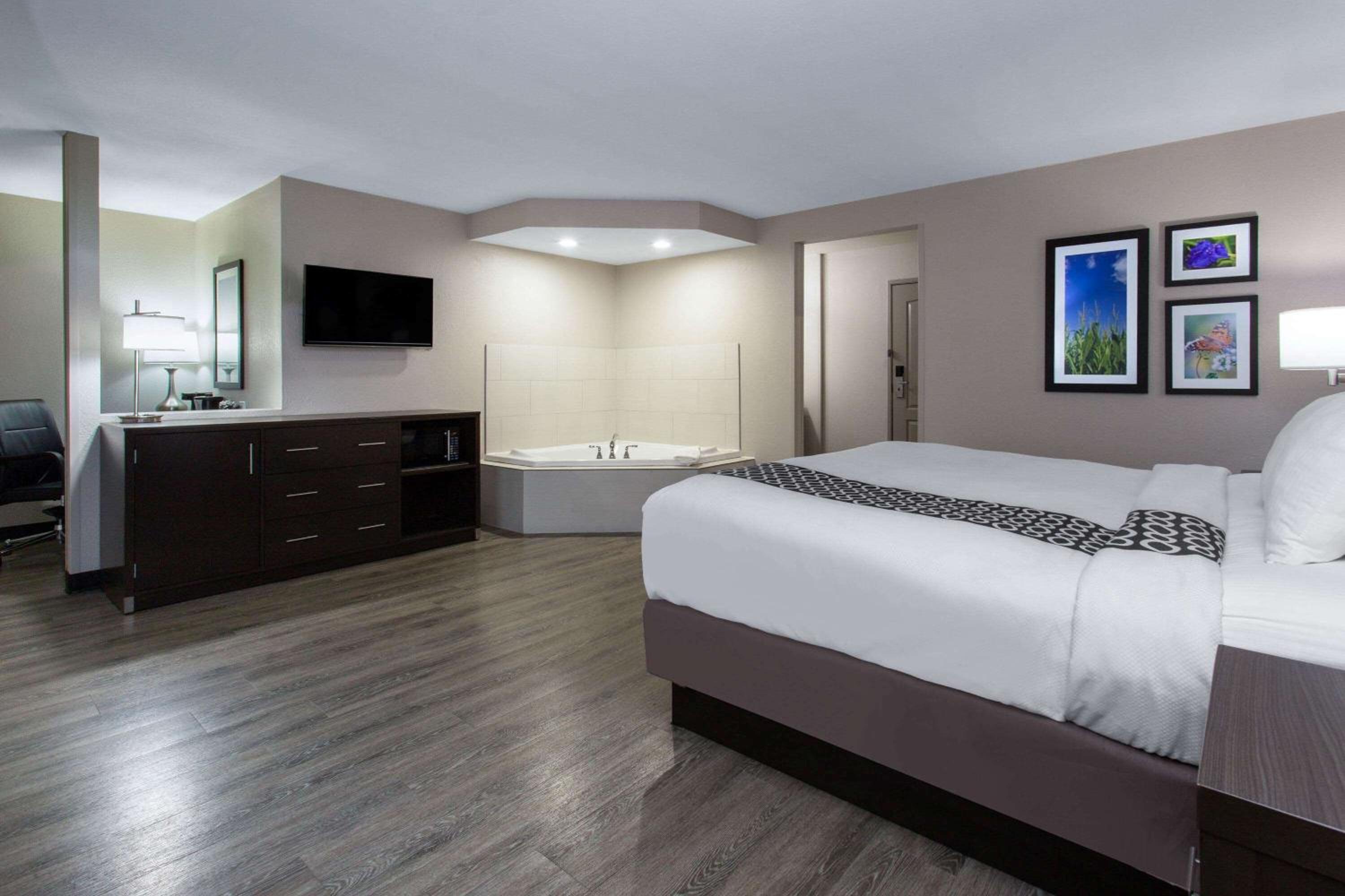 King Room with Jetted Tub - Non-Smoking - Photo 3