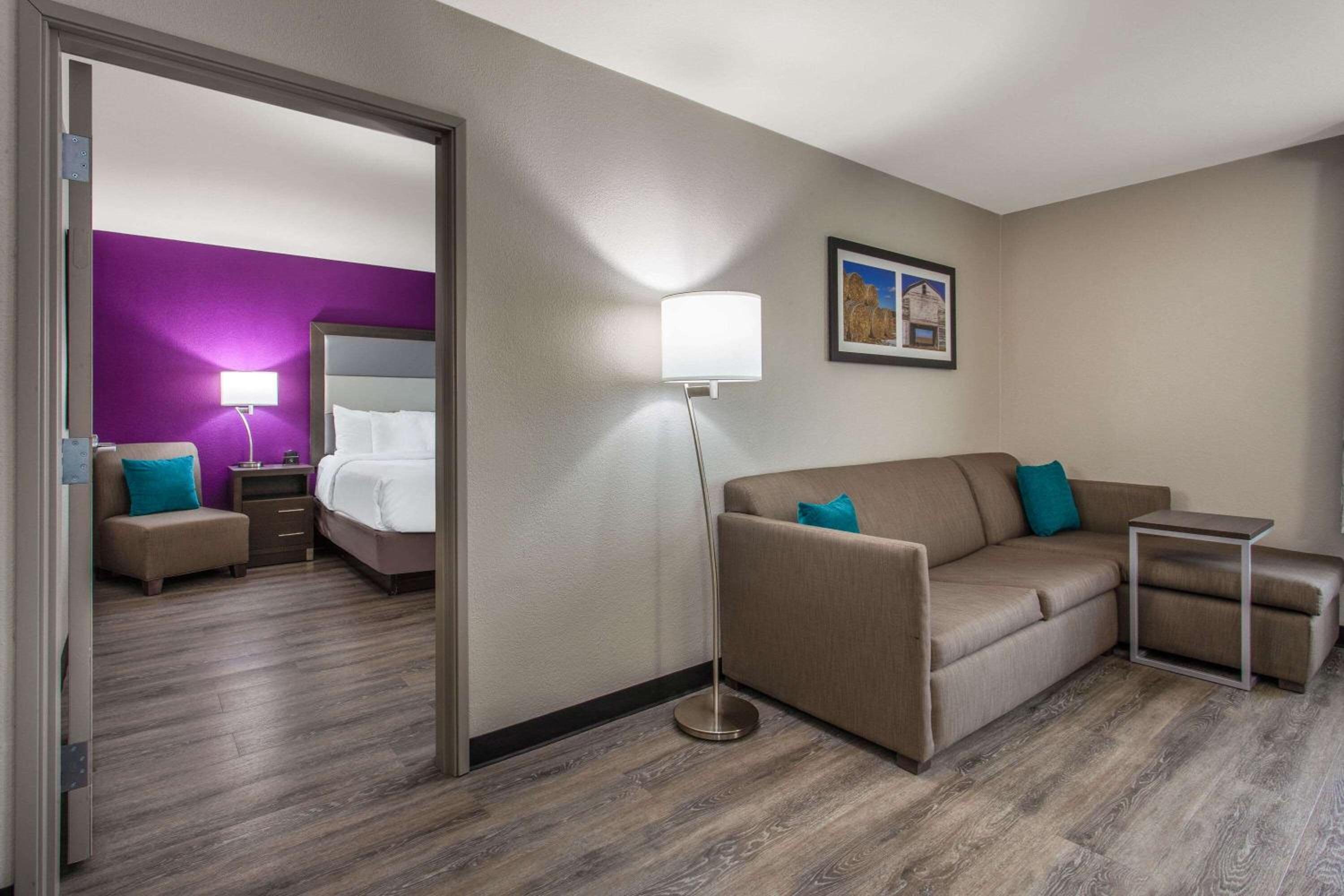 One-Bedroom King Suite - Non-Smoking - Photo 2