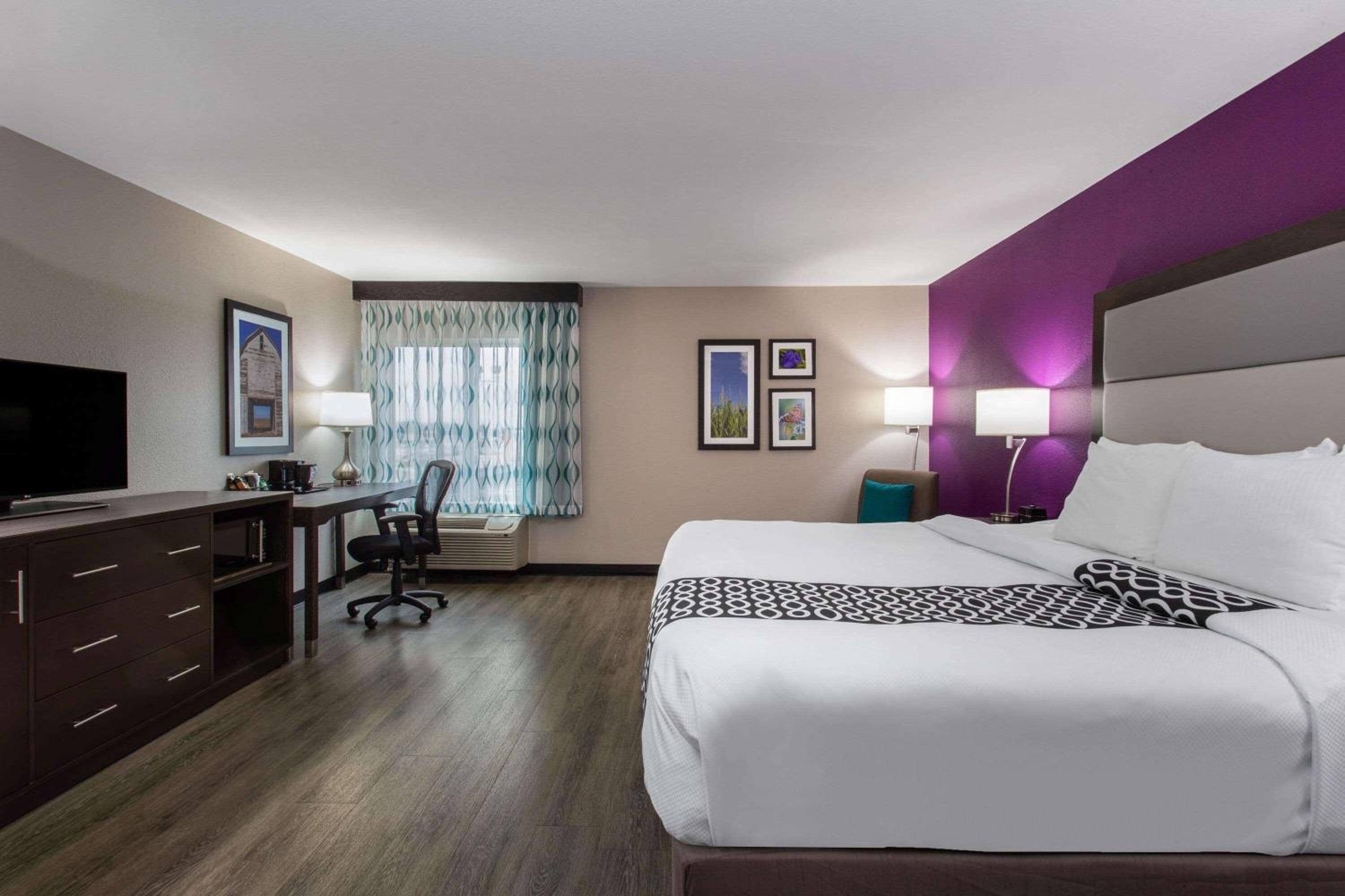 Queen Room with Roll-In Shower - Mobility Access/Non-Smoking - Photo 2