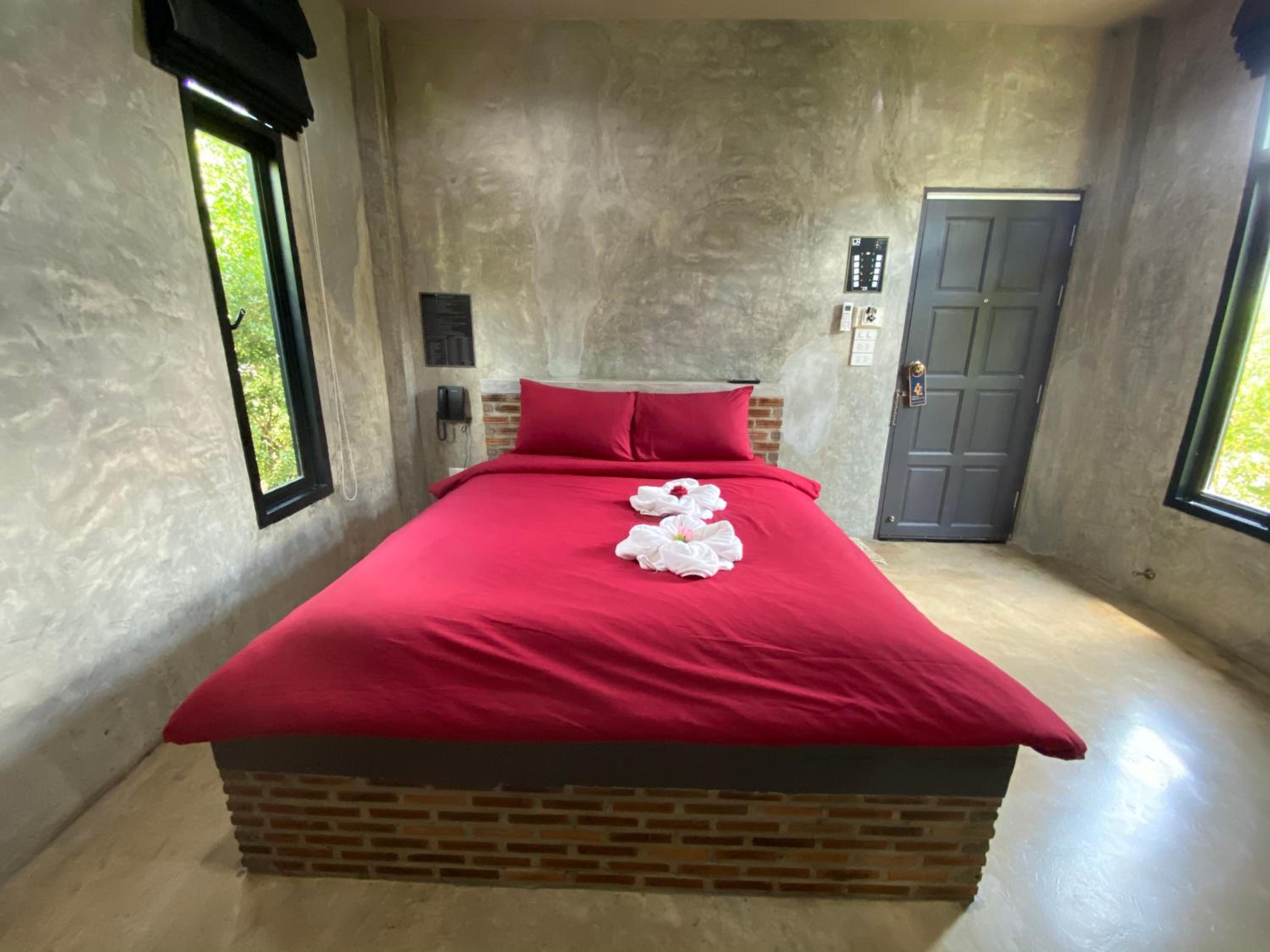 Deluxe Queen Room - Photo 16