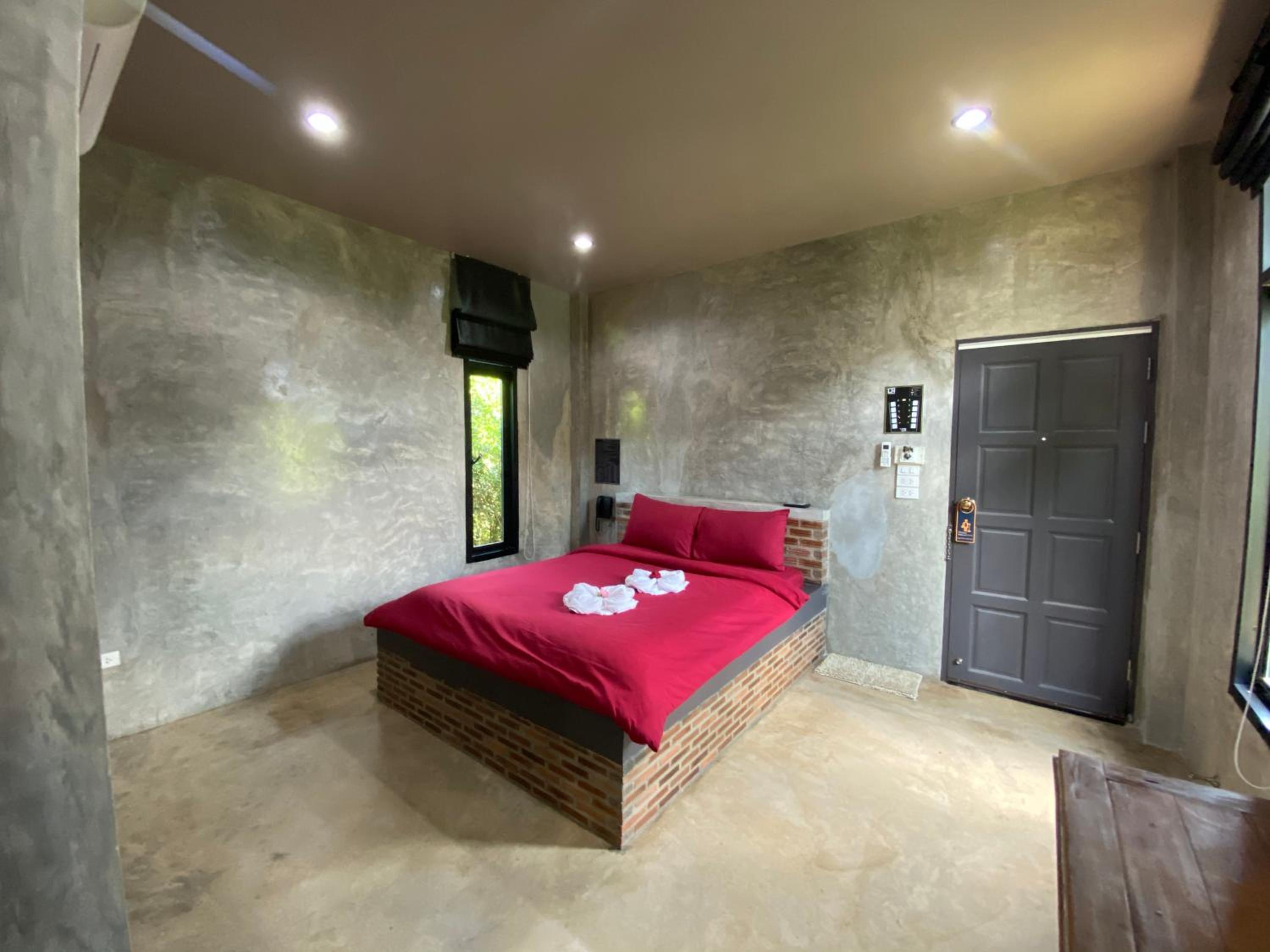 Deluxe Queen Room - Photo 14